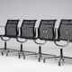 Ensemble de quatre chaises pivotantes EA108 Eames "Aluminium Group" par Vitra en noir