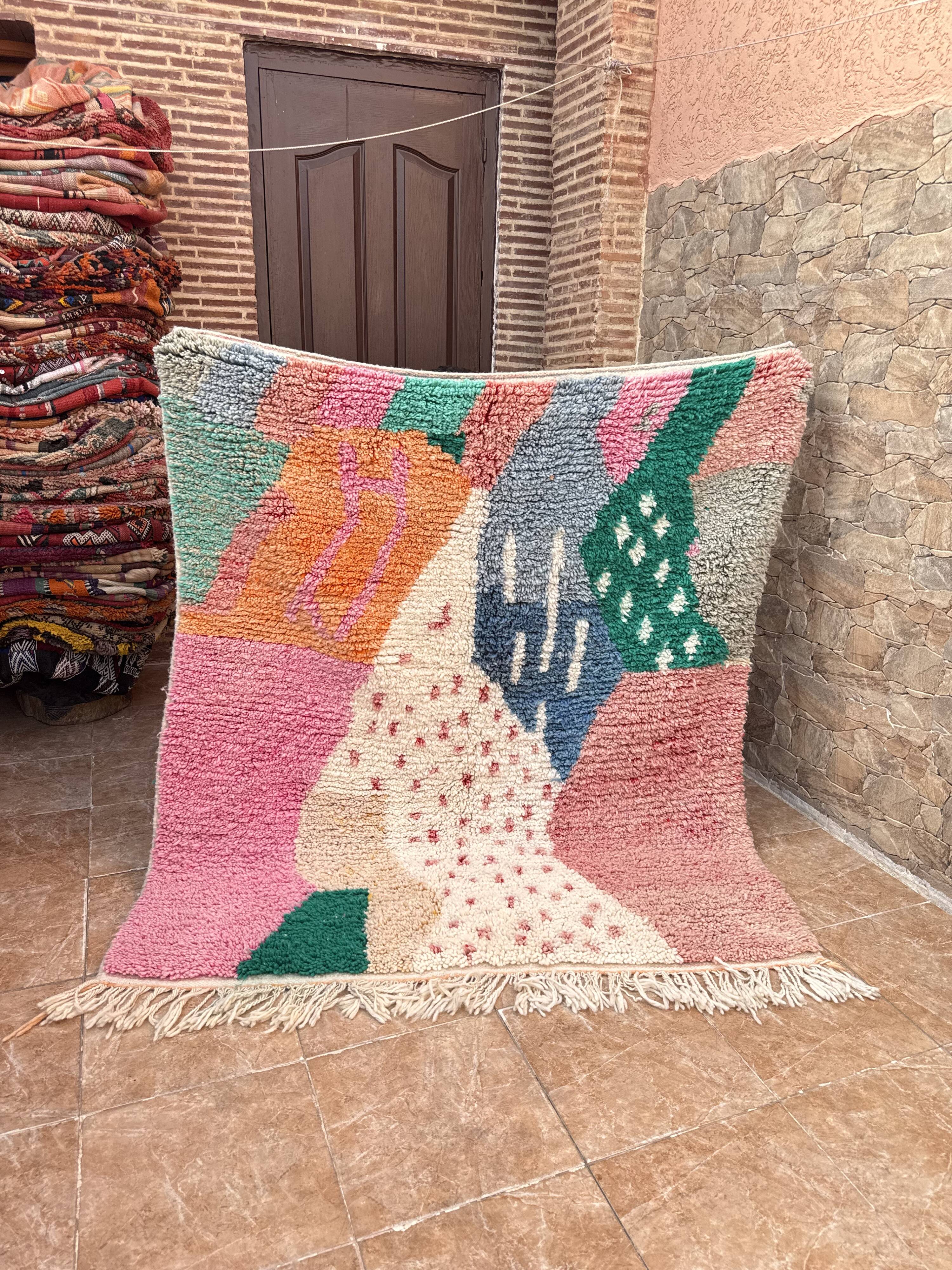 Handmade Azilal Berber rug: Moroccan rug made from sheep wool.