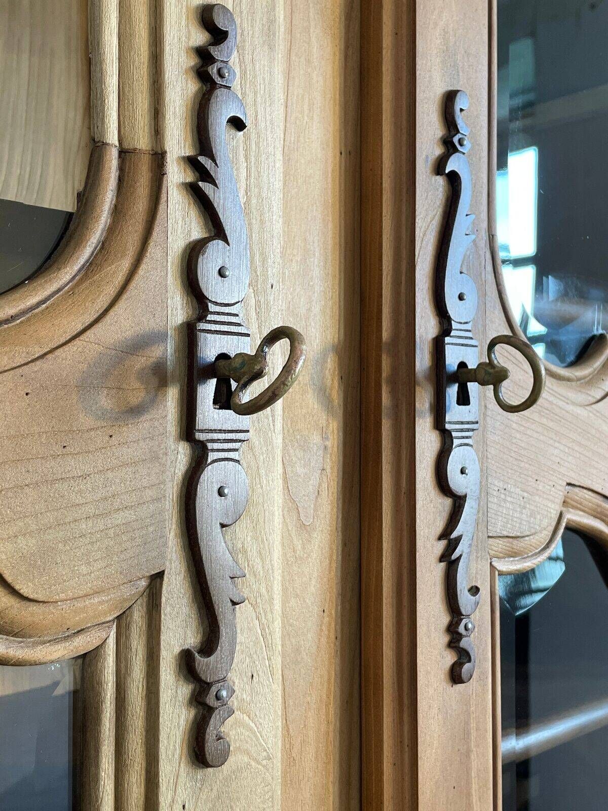 Provençal display cabinet in solid cherry wood, Louis XV style.