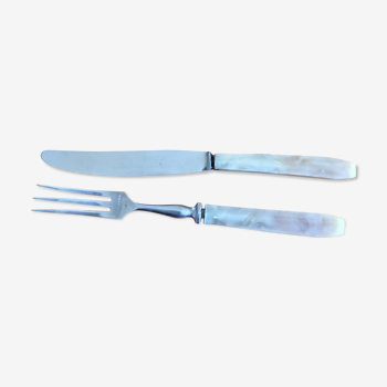 Small forks and dessert knives