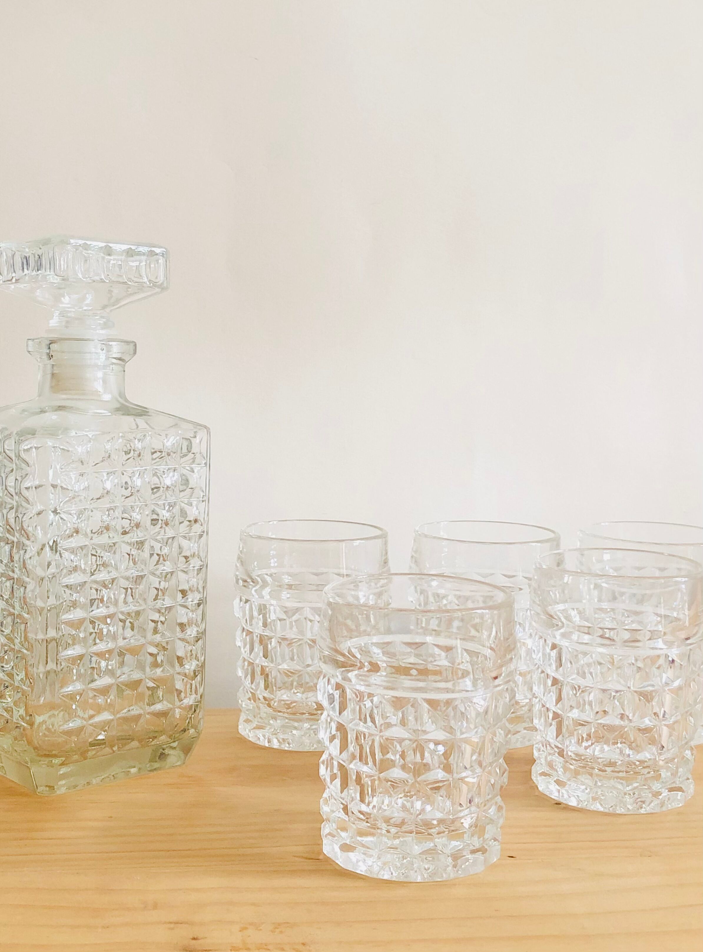 Set five glasses and whiskey decanter in chiseled glass