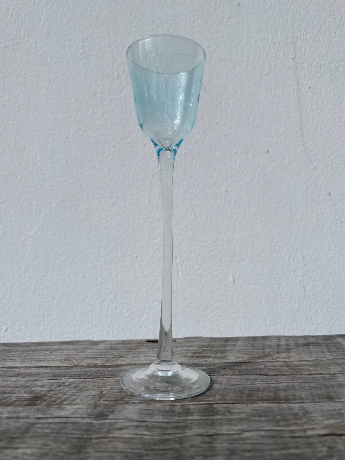 Verre à pied soufflé irrégulier de collection