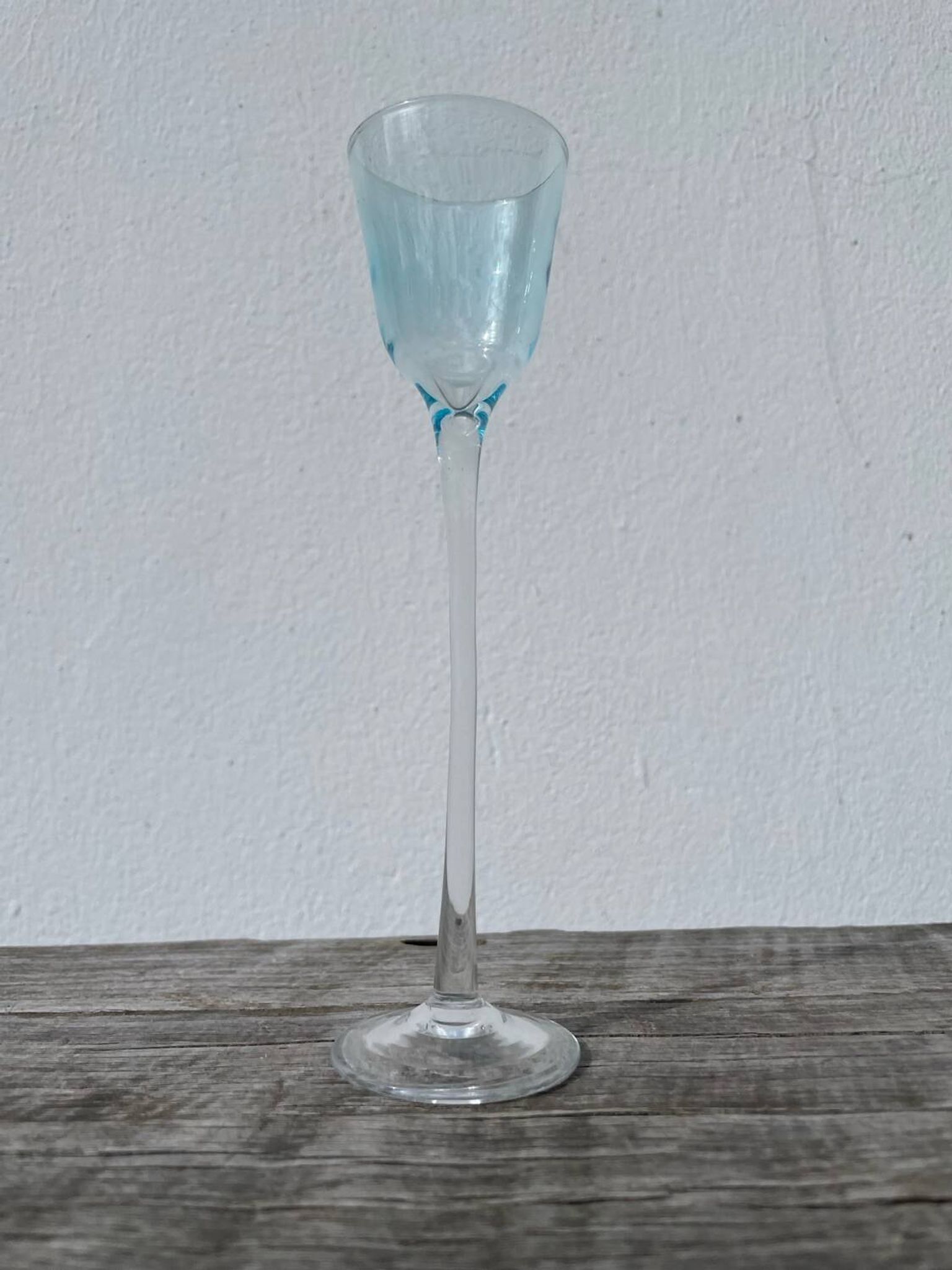 Verre à pied soufflé irrégulier de collection