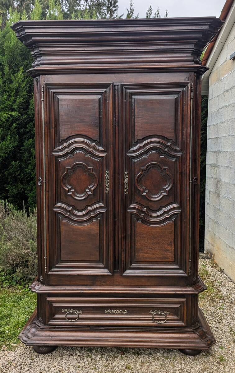 Wardrobe from the Périgord castle. Louis XIV period