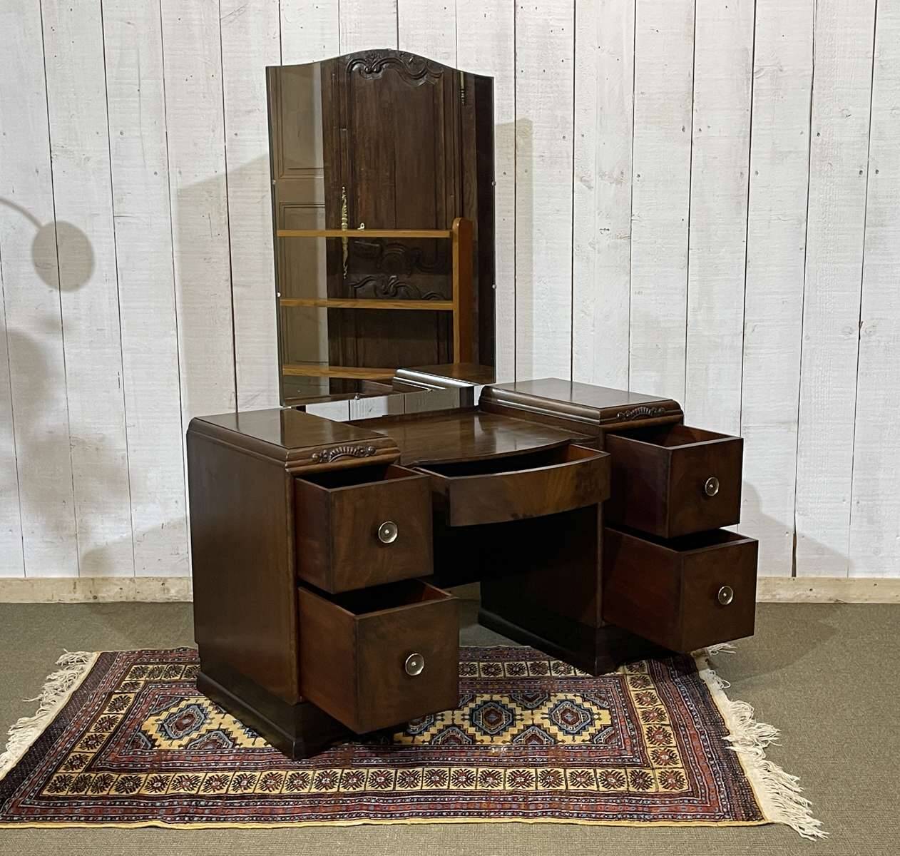 Art Deco English hairdresser in walnut from the 1930s.