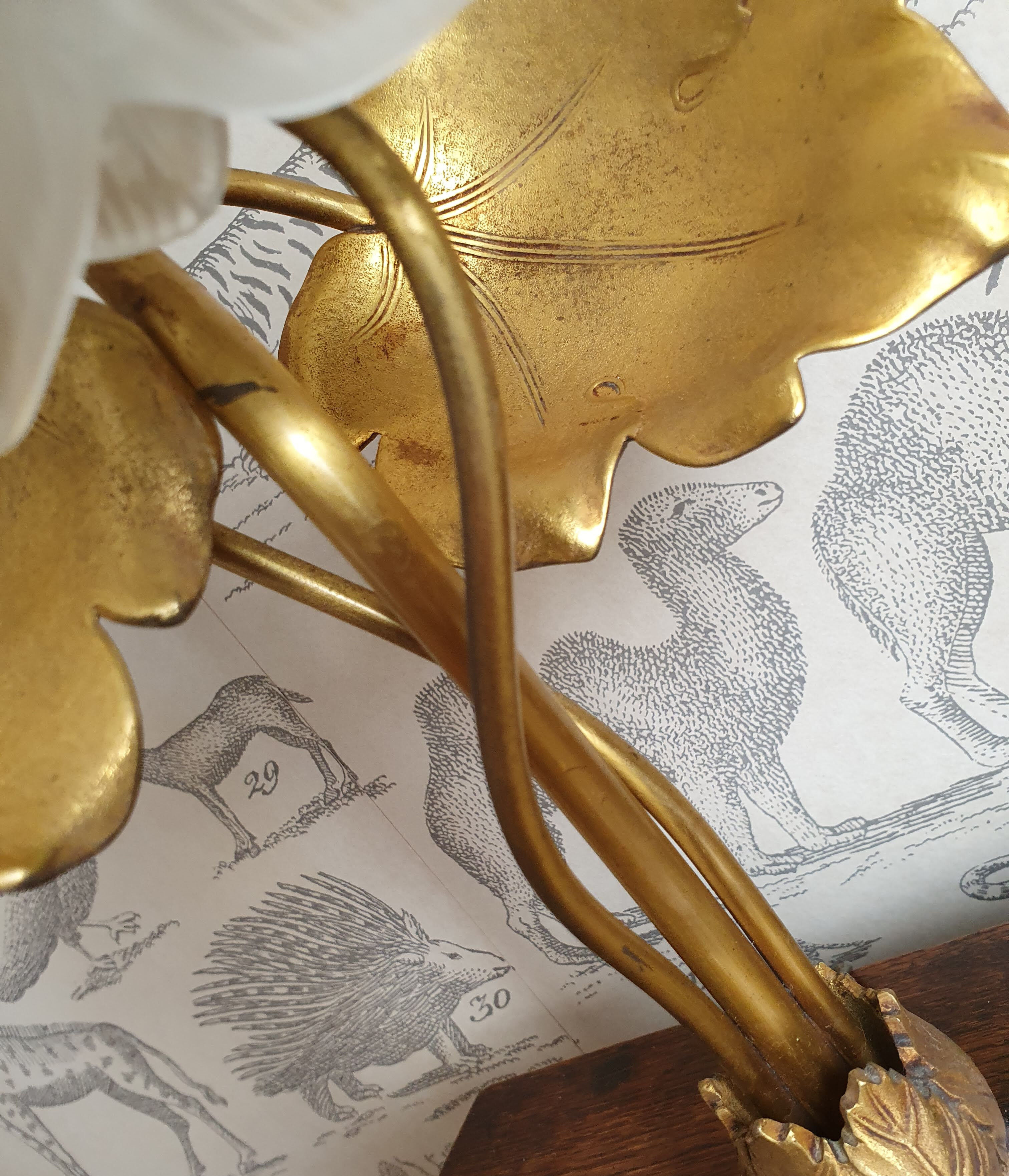 Lampe en laiton doré feuilles et fleur de nénuphar