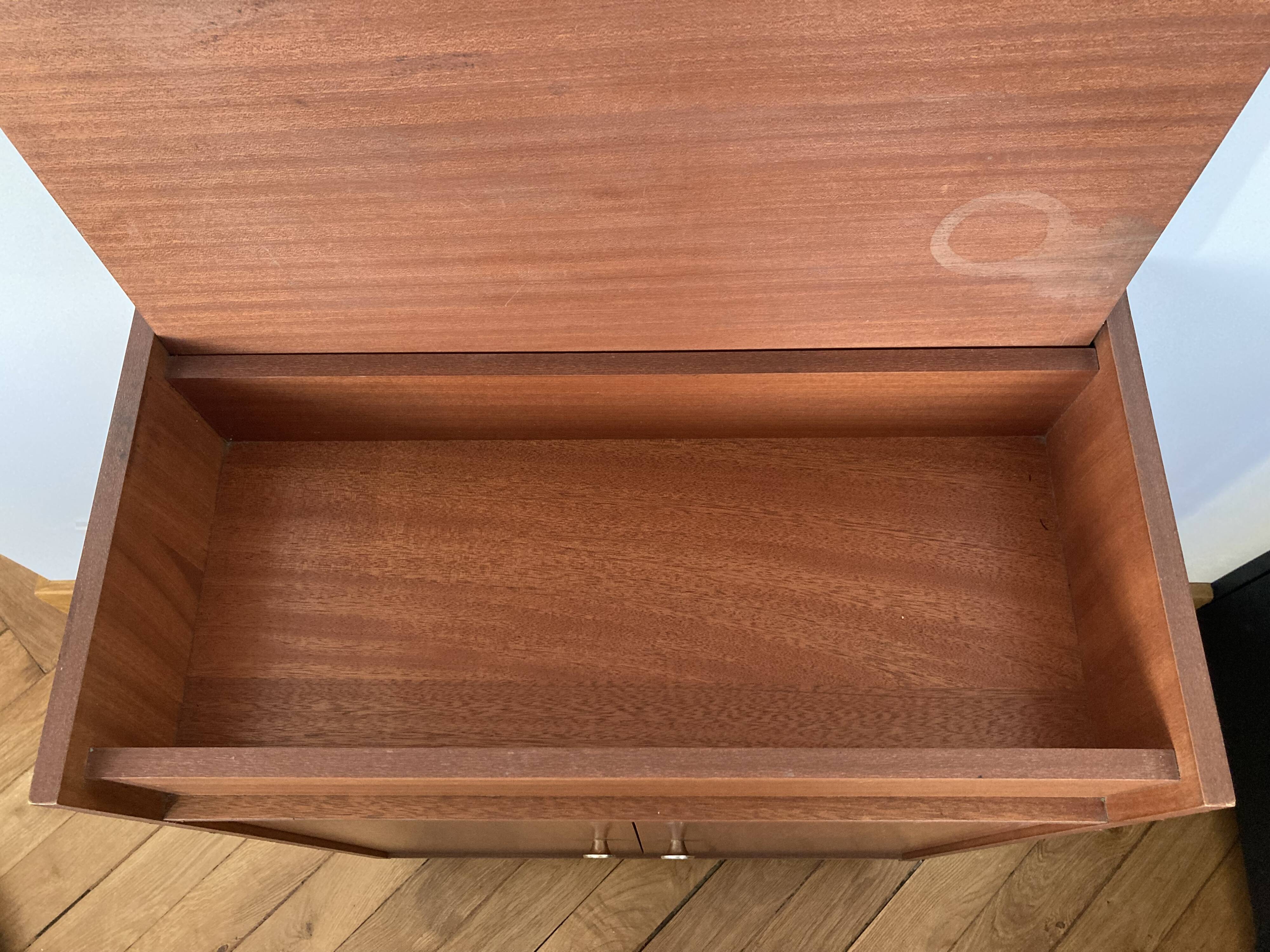 Shoe cabinet