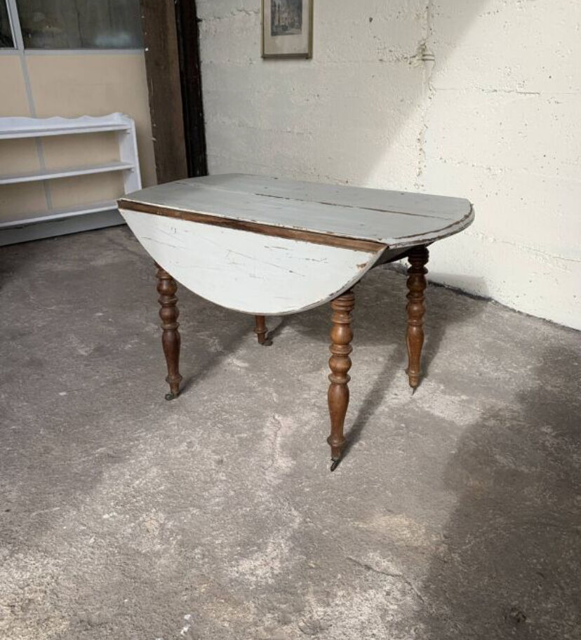 Drop-leaf table