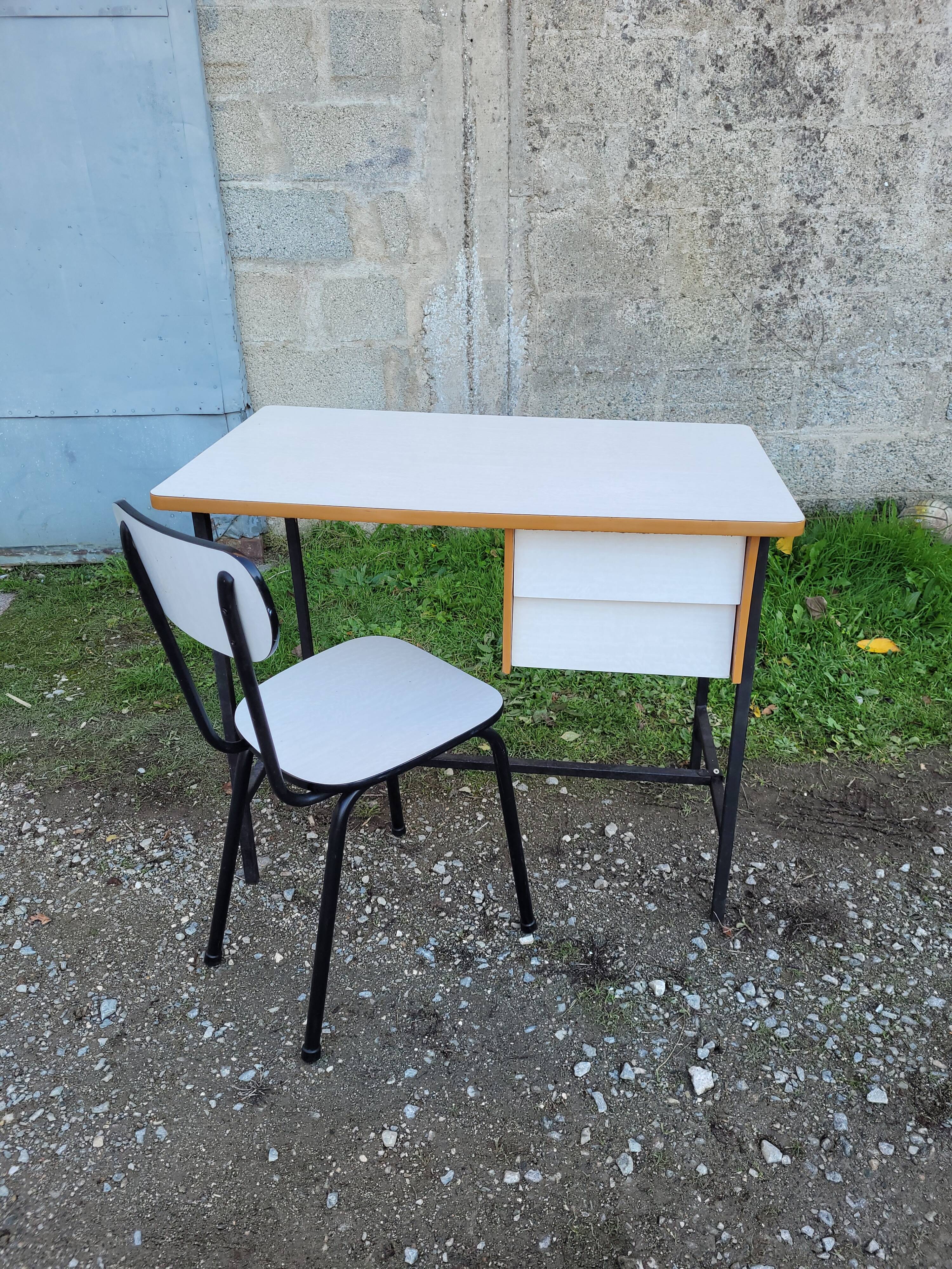 Children's desk year 60 70 and his chair