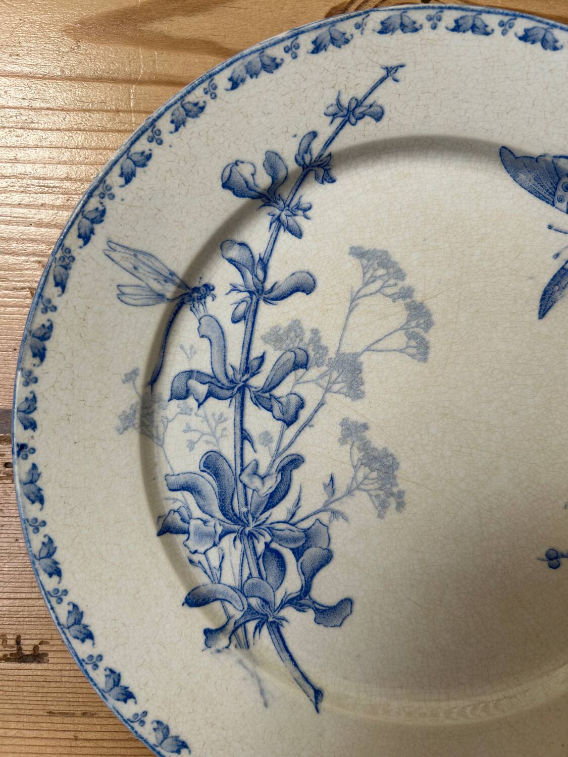 Assiette plate ancienne Terre de Fer « Carmen »