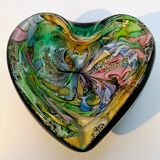 Può includere: Posacenere in vetro a forma di cuore con un design vibrante