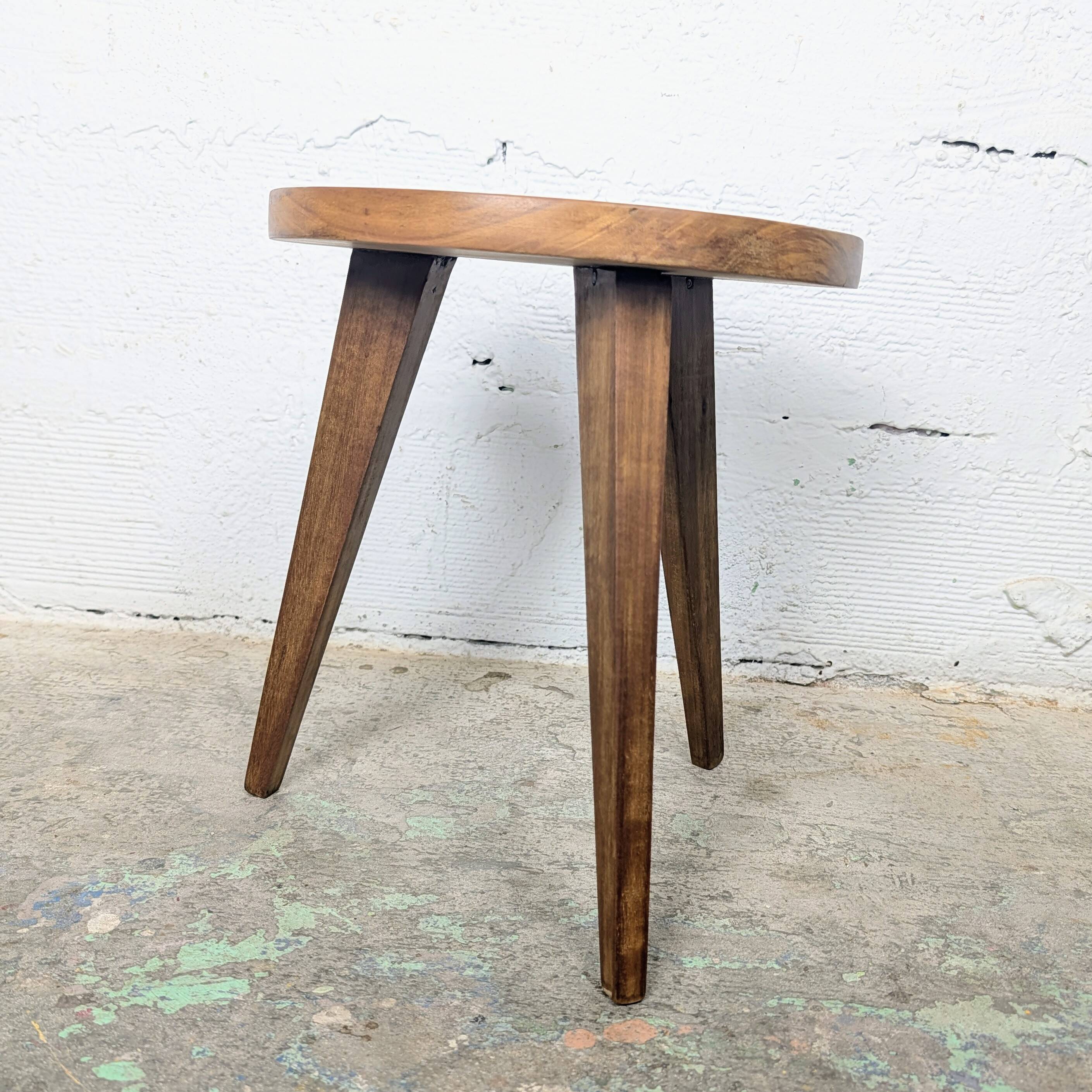 Tabouret tripode brutaliste