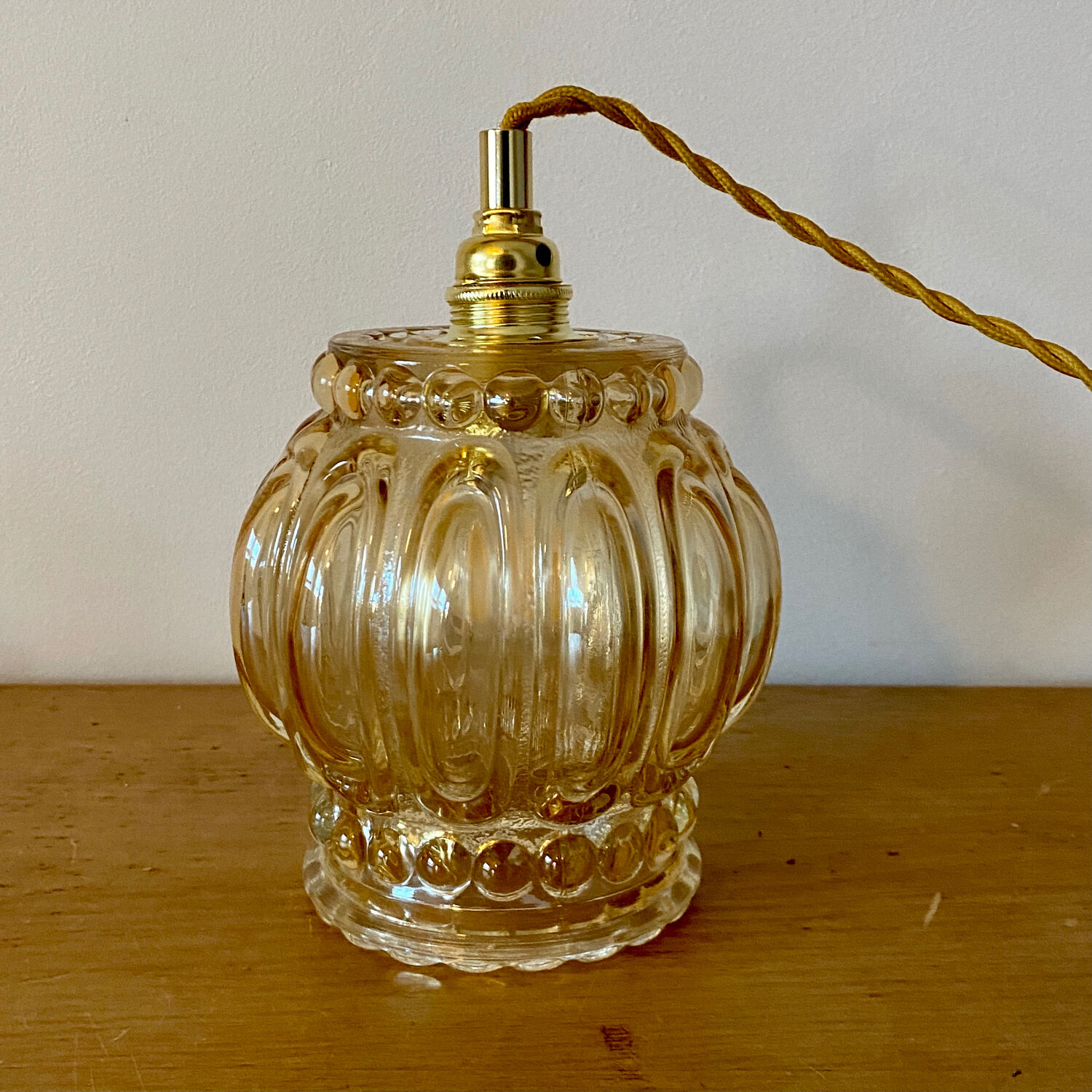 Baladeuse tulipe vintage en verre ambré