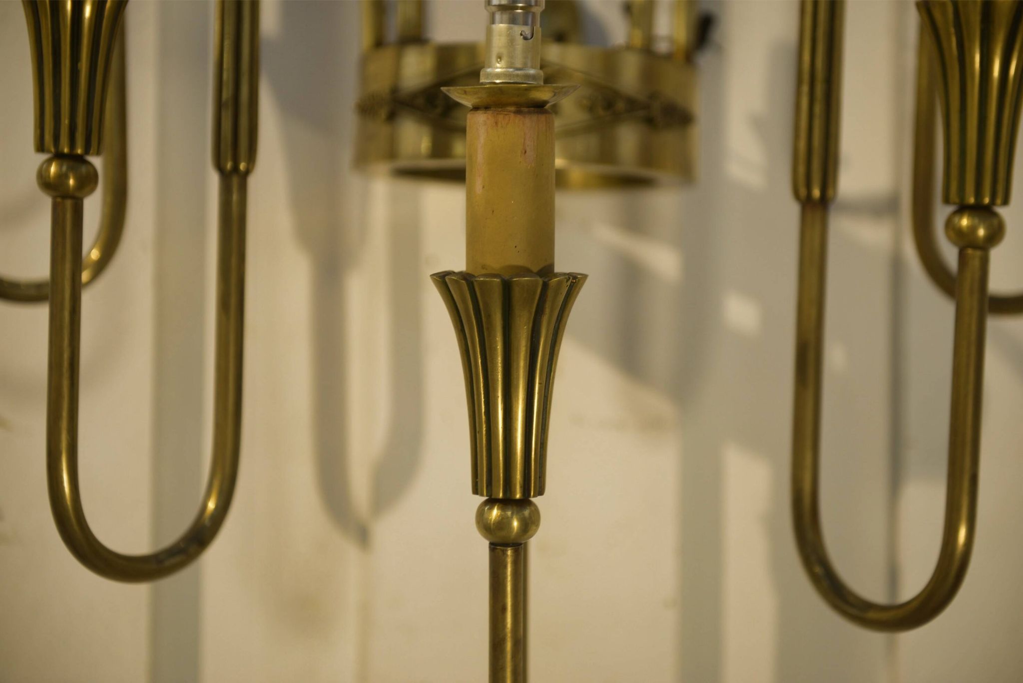 Monumental bronze wall light with 5 arms, neoclassical Art Deco from the 1940s.