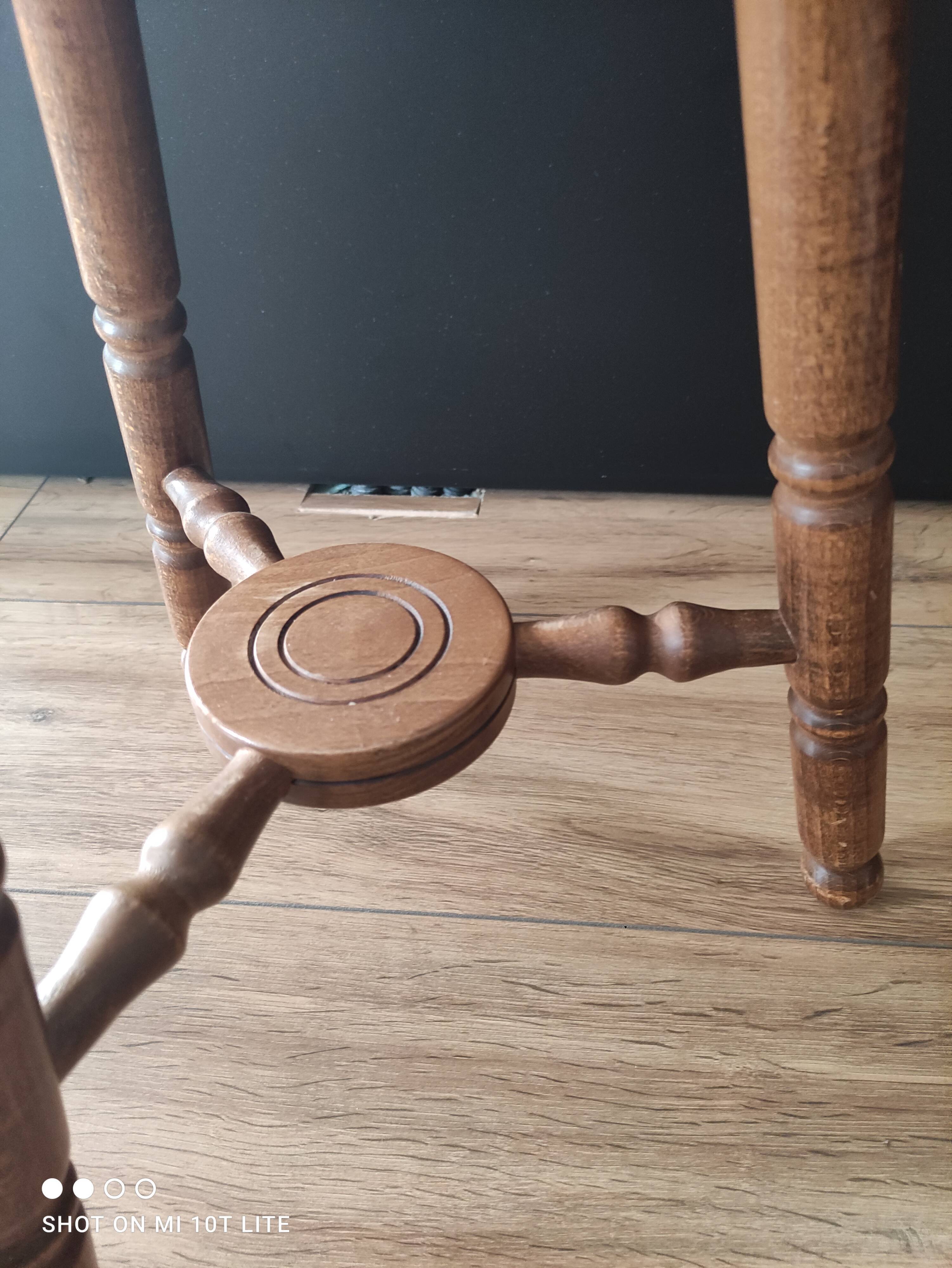 Tabouret tripode vintage en bois brun clair