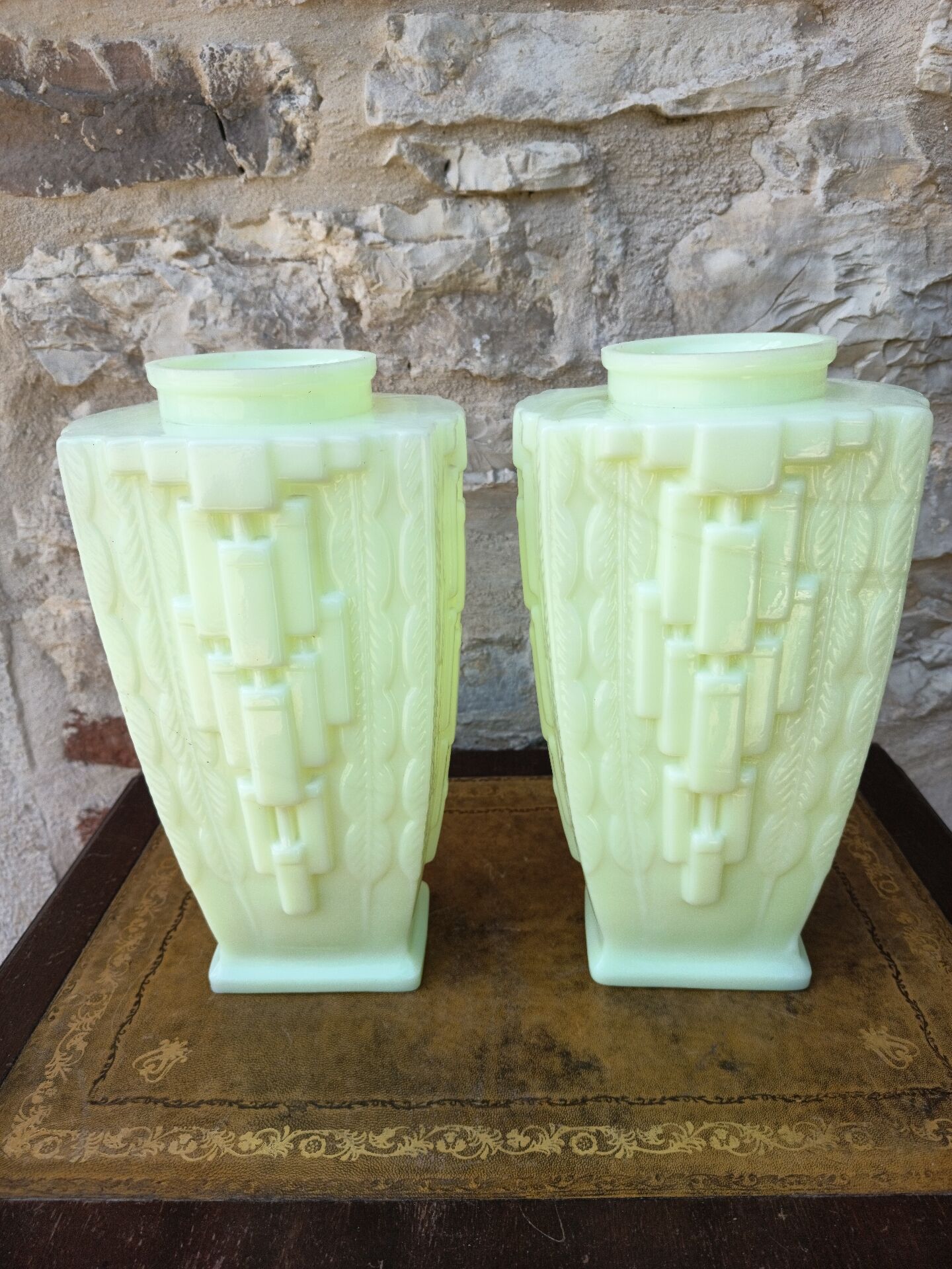 Paire de vases Art Déco en opaline uranifère vers 1930