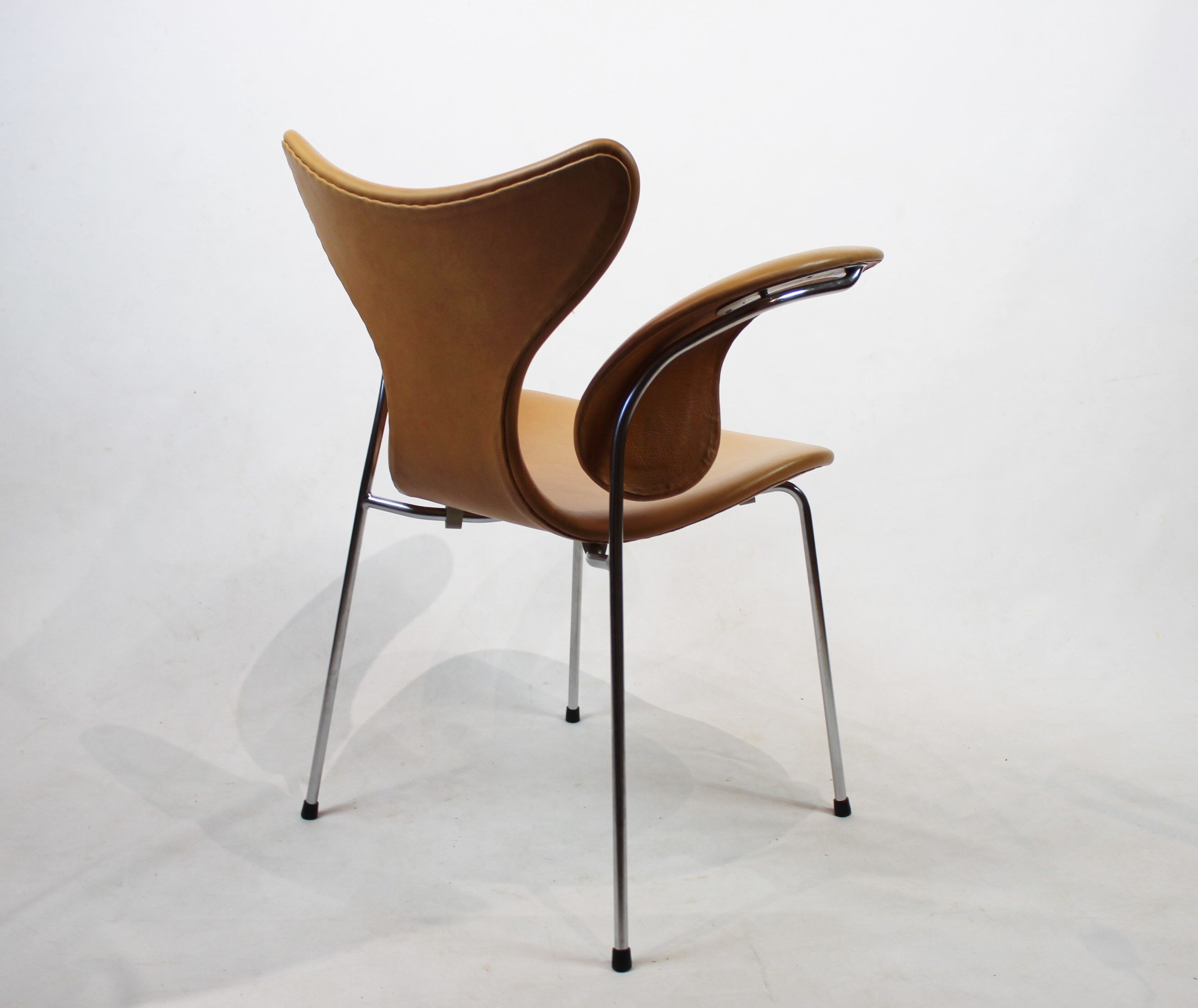 The Lily, model 3208, with armrests by Arne Jacobsen and Fritz Hansen