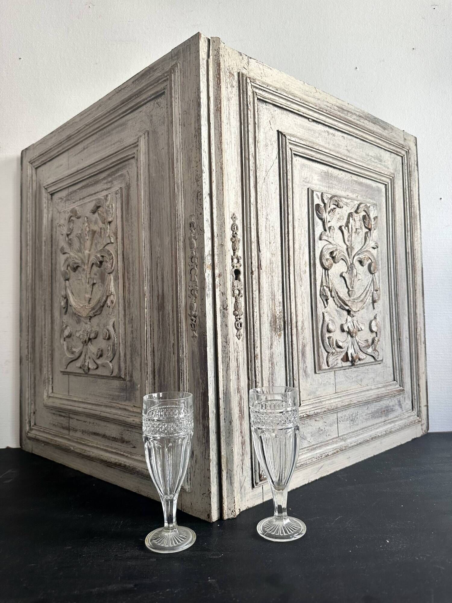 Pair of Louis XVI cupboard doors in carved wood, late 19th century.