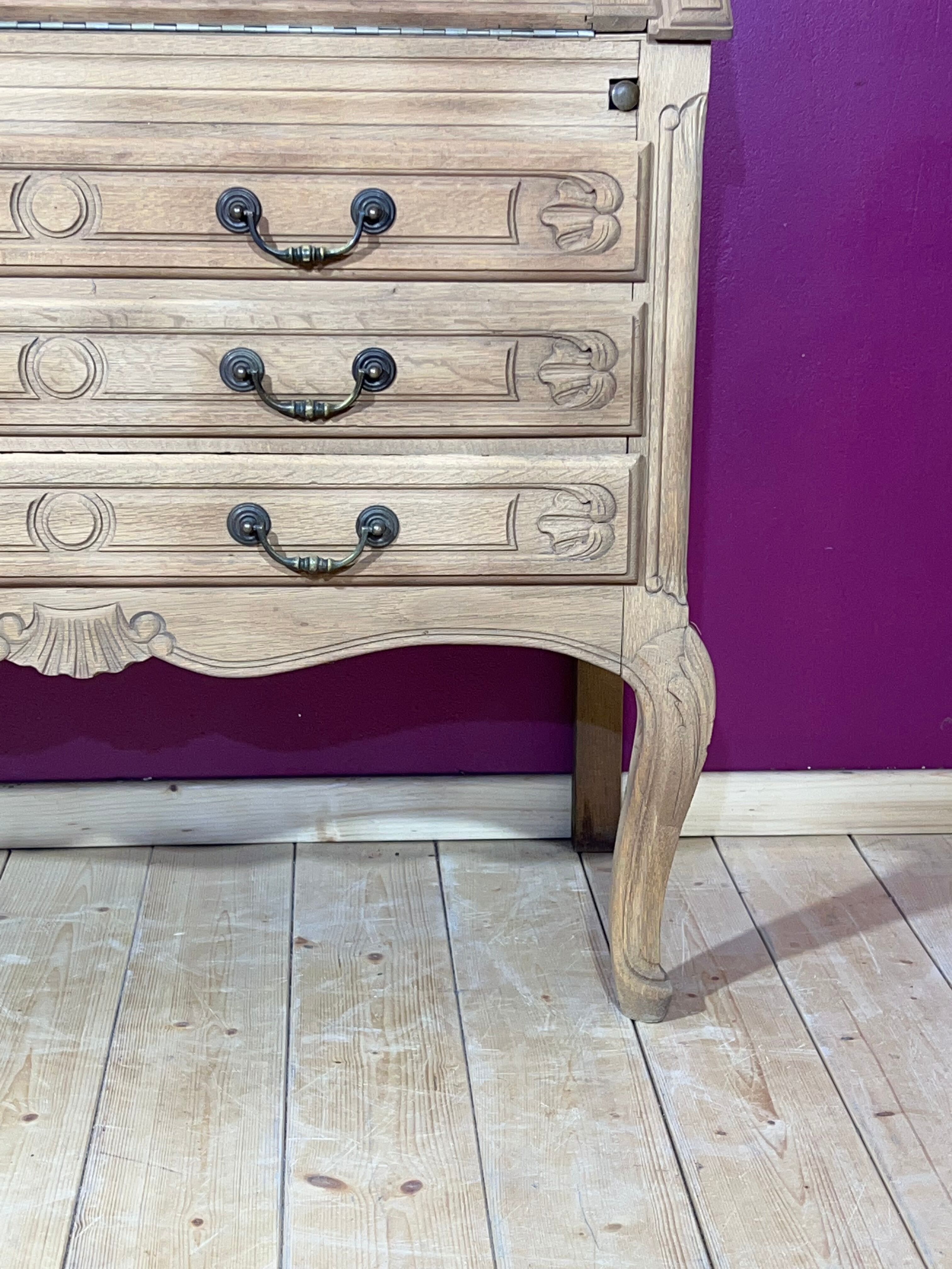 Decapé desk in baroque oak