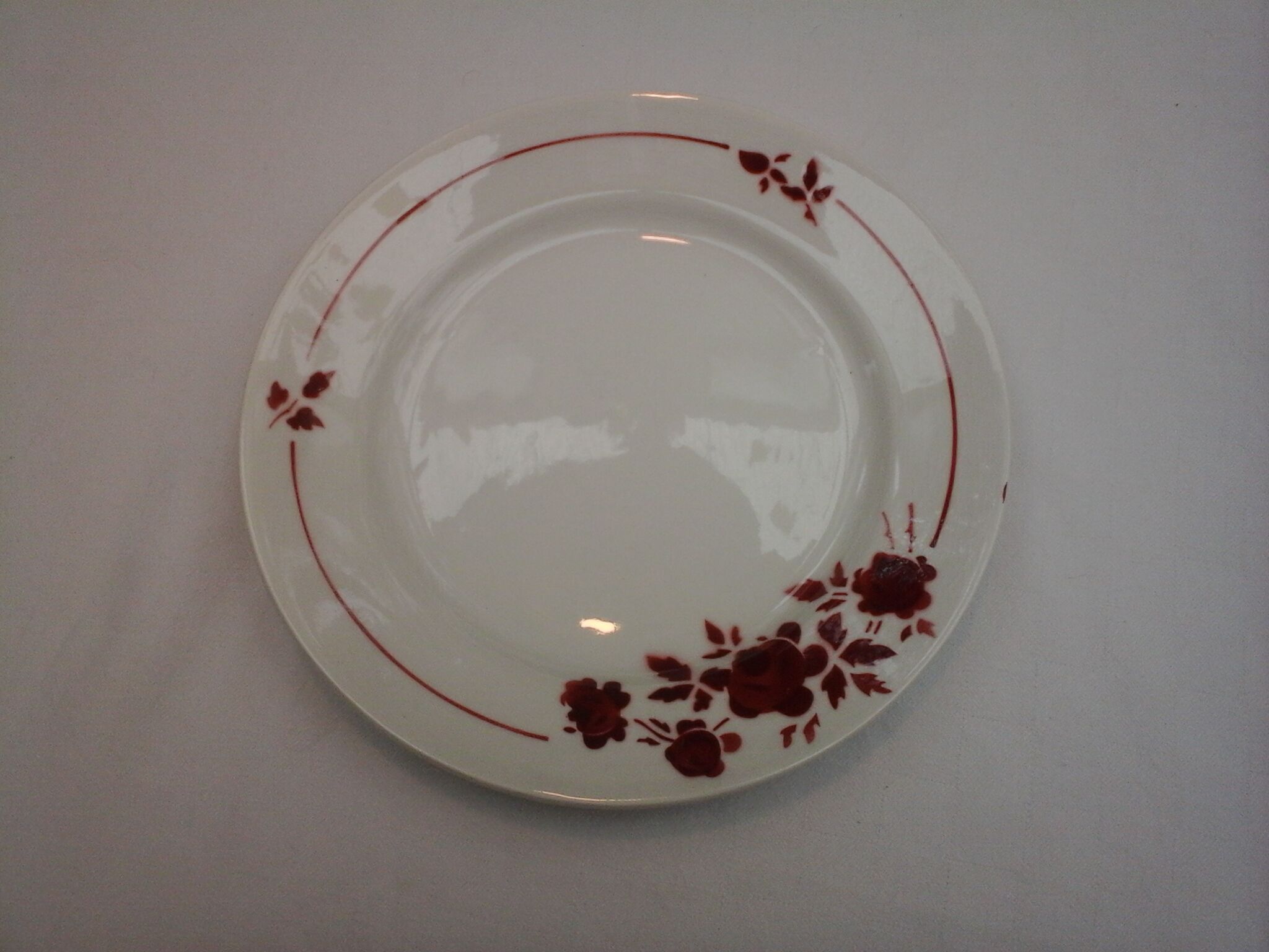 Assortiment de 18 assiettes dominante rouge