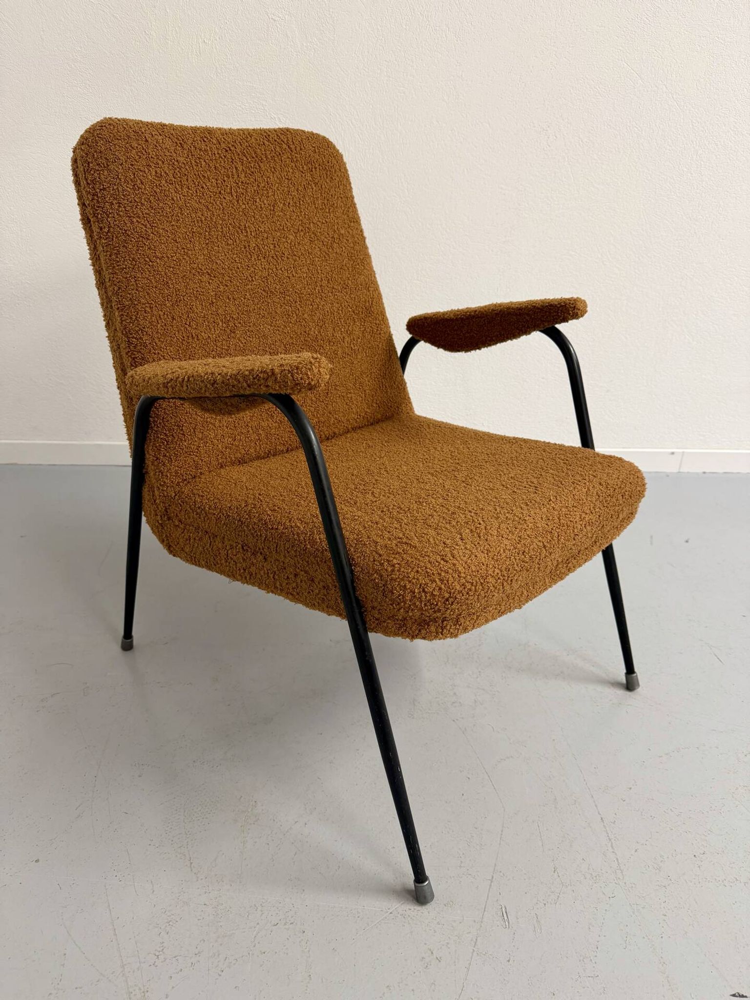 Vintage metal armchair with orange boucle fabric, French design from the 1950s.