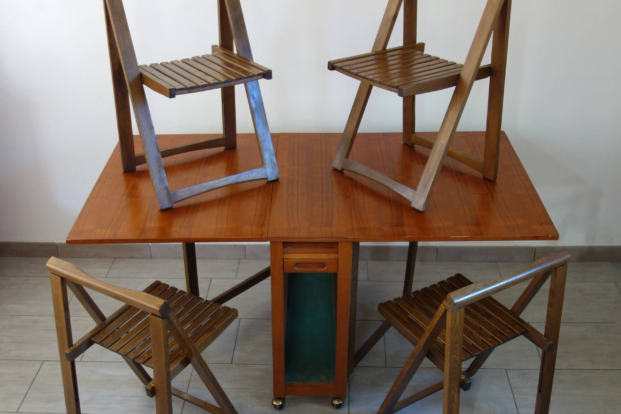 Drop-leaf table and 4 folding chairs, 1960