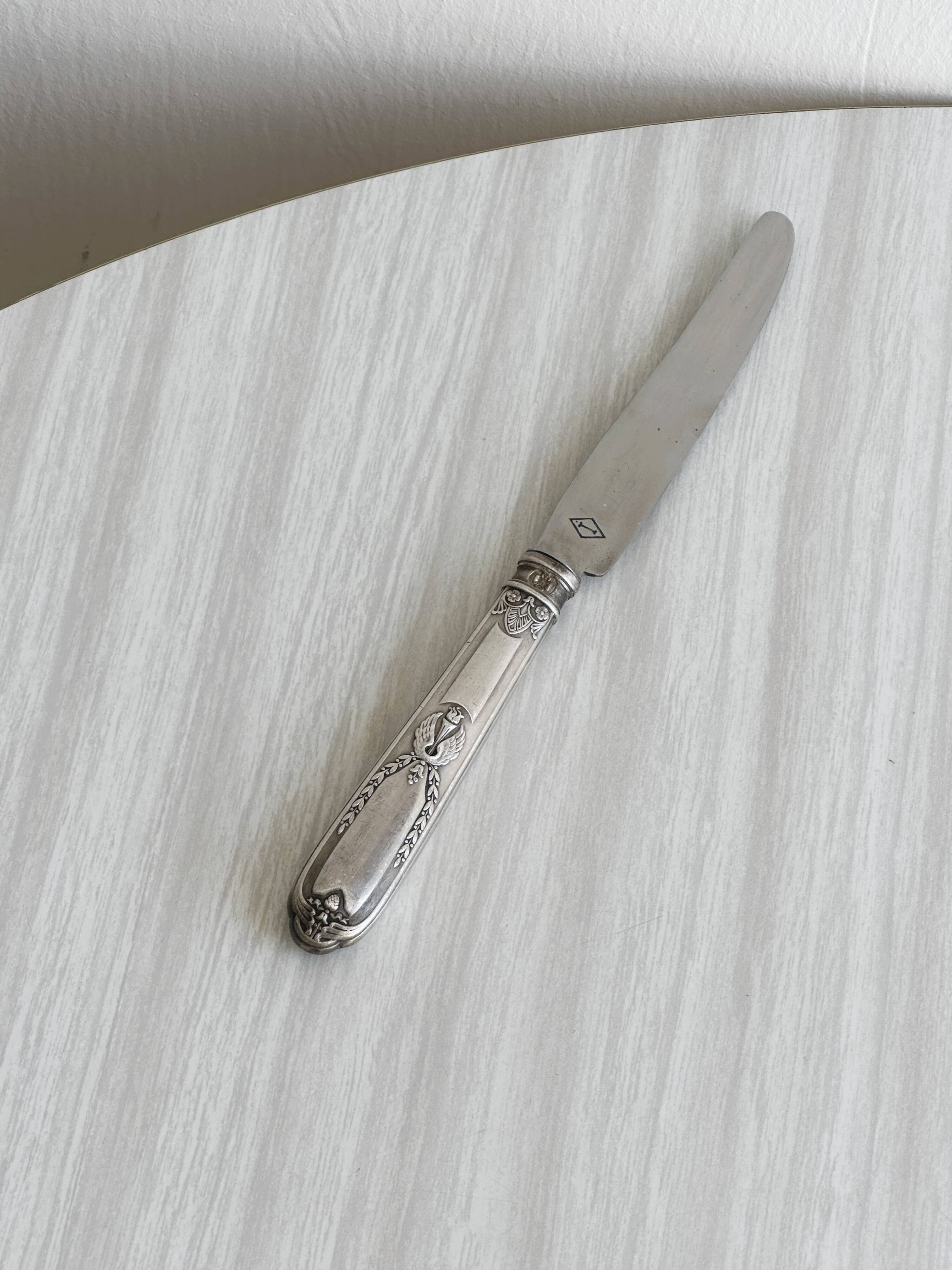 8 silver-plated metal knives, engraved handles with refined details.