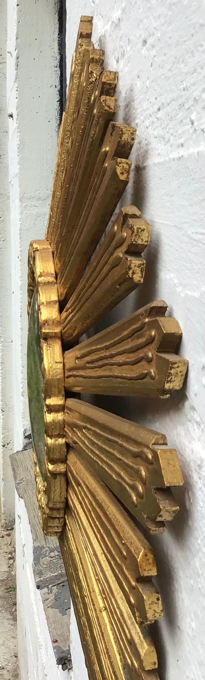 Miroir soleil, œil de sorcière, en bois doré vers 1960-70