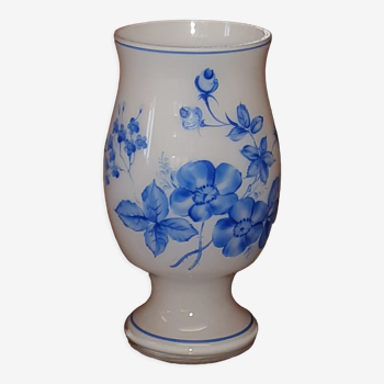Vase Napoléon III en verre opaline à décor bleu de fleurs de cerisier et de pommier