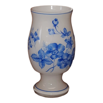 Vase Napoléon III en verre opaline à décor bleu de fleurs de cerisier et de pommier