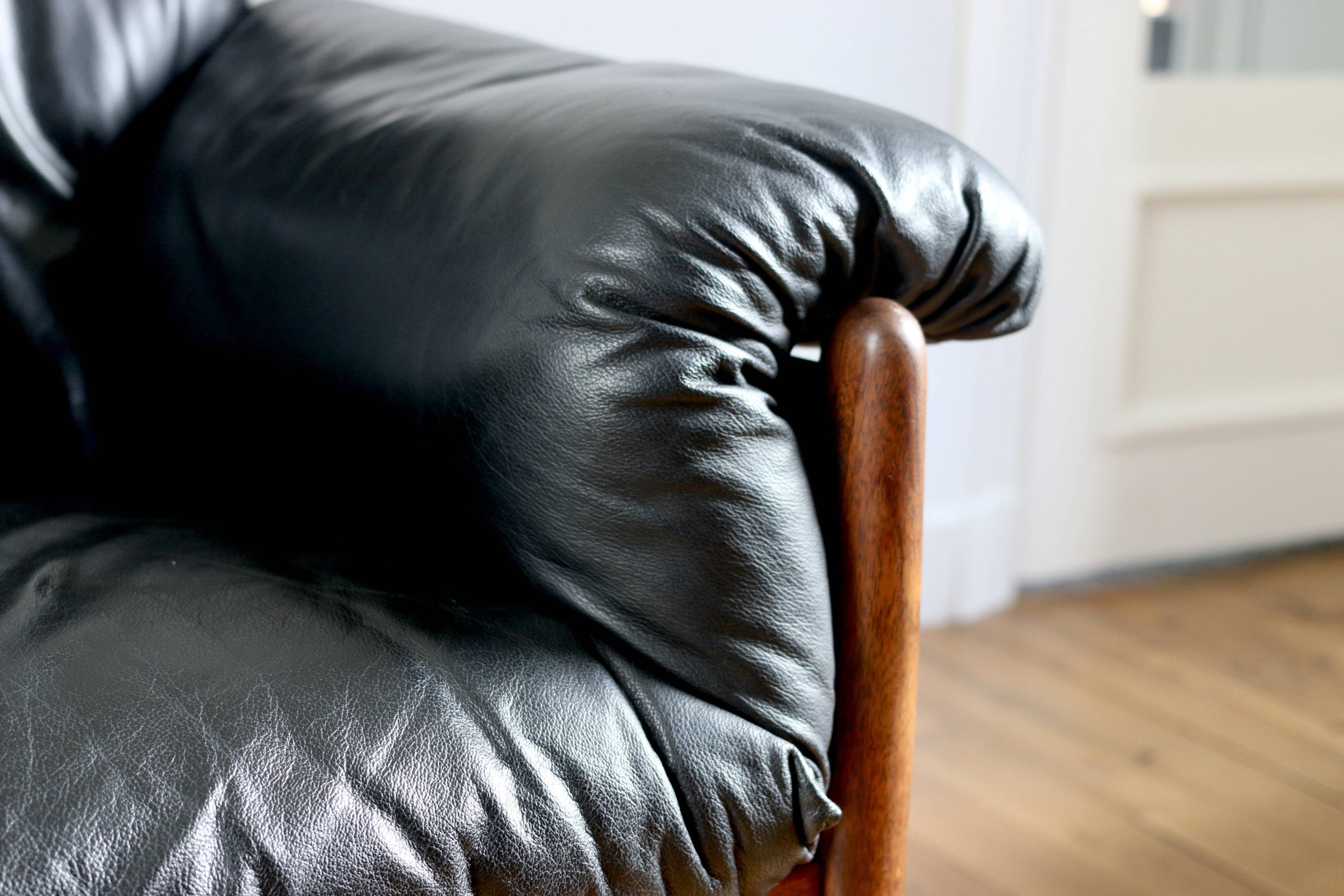 Fauteuil lounge et ottoman scandinave vintage cuir 1960