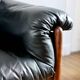 Fauteuil lounge et ottoman scandinave vintage cuir 1960