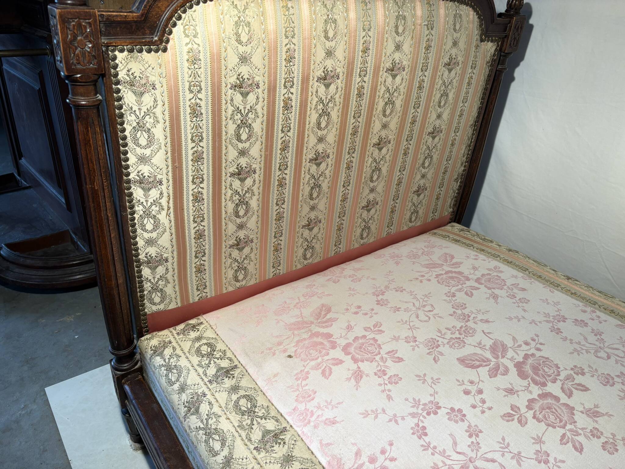 Antique Louis XVI style daybed in carved wood and patterned fabric