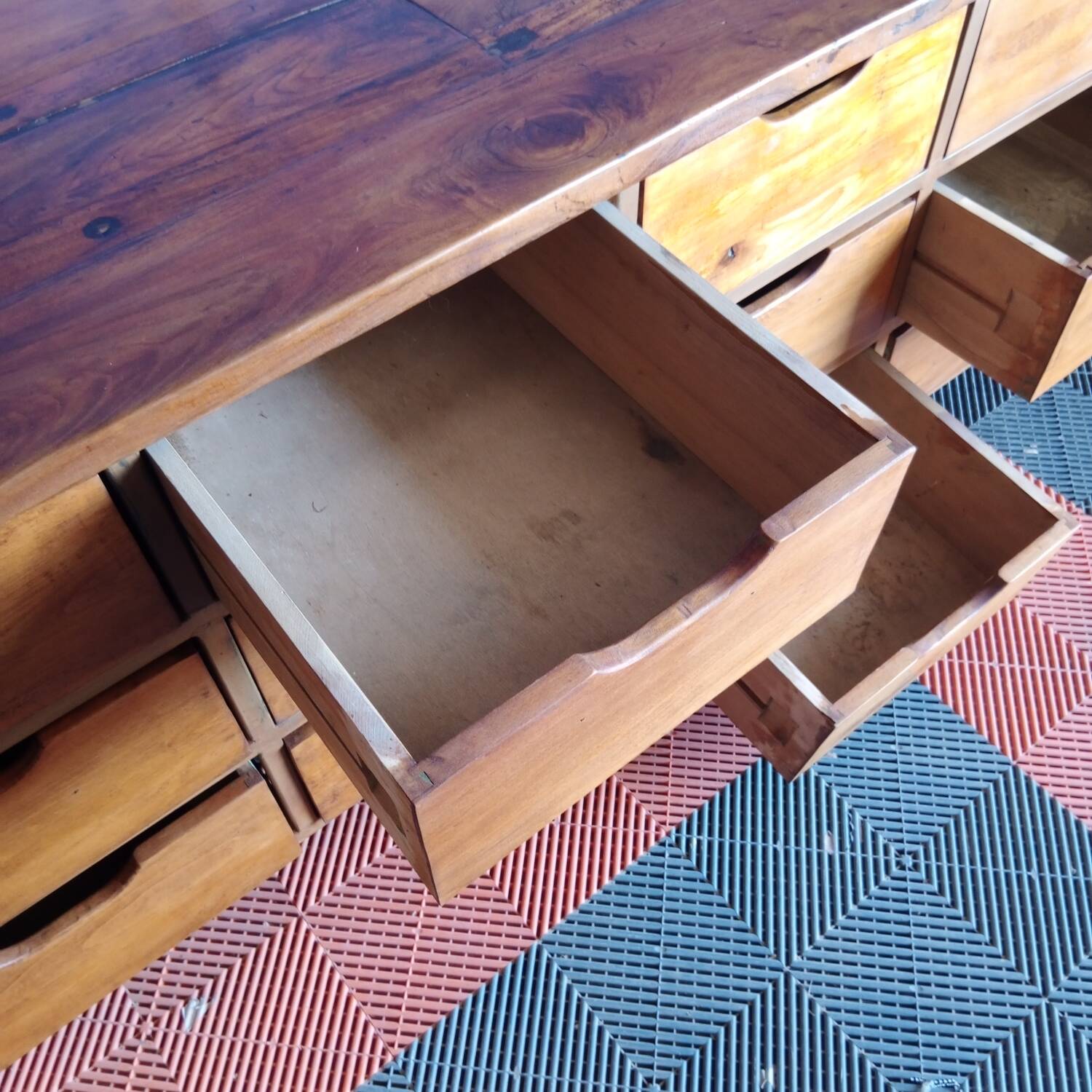 Workshop furniture, drawer furniture, industrial furniture.