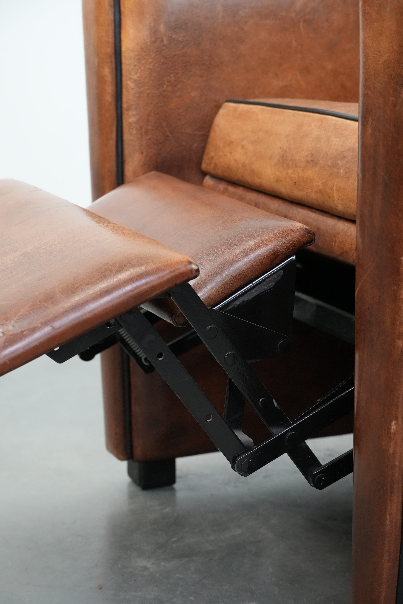 Comfortable and adjustable sheepskin relax armchair with a sleek design