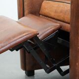 Comfortable and adjustable sheepskin relax armchair with a sleek design