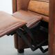 Fauteuil relax en peau de mouton confortable et ajustable avec un design épuré.