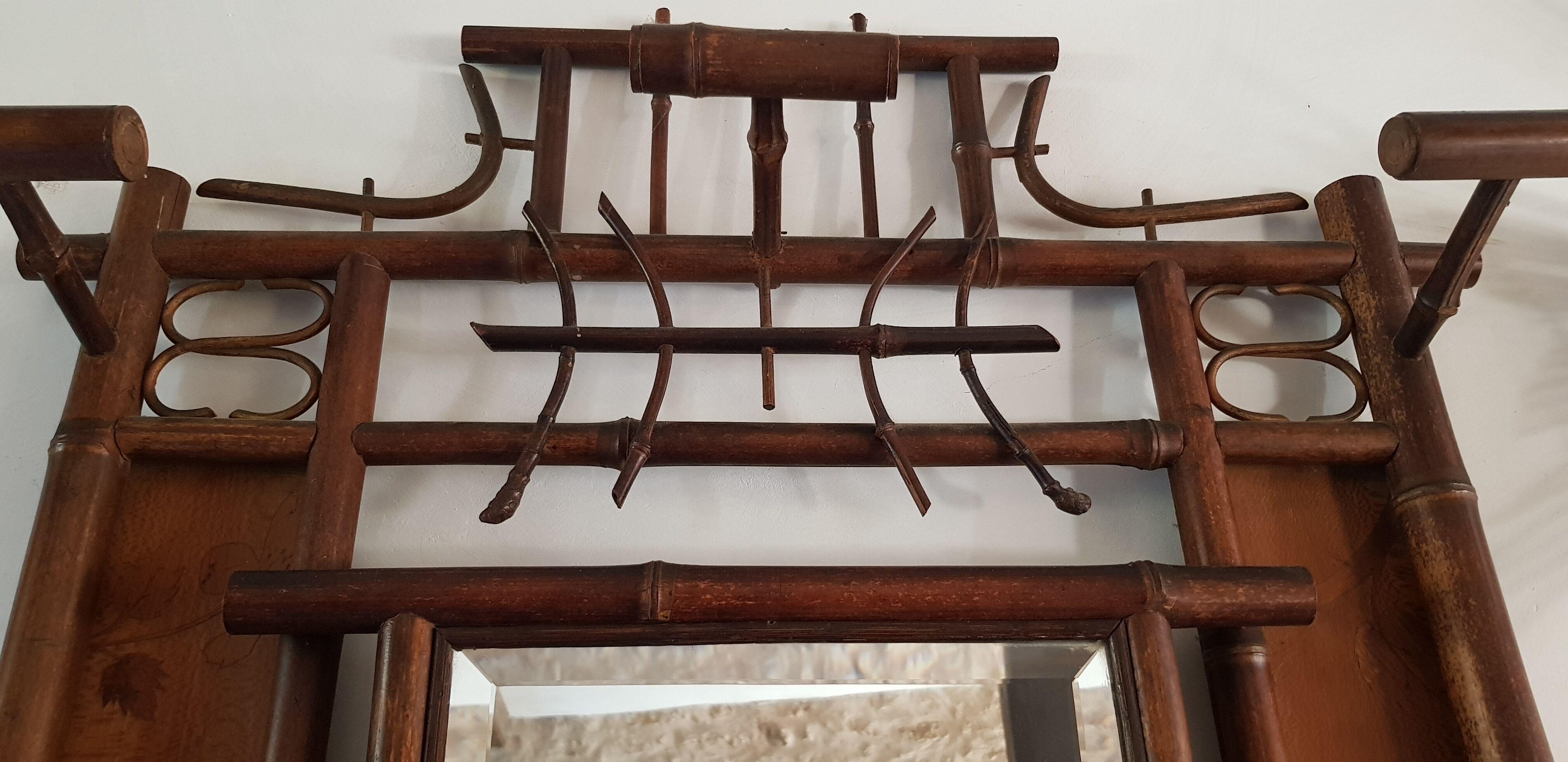 Coat-wearing coats, hats and umbrellas