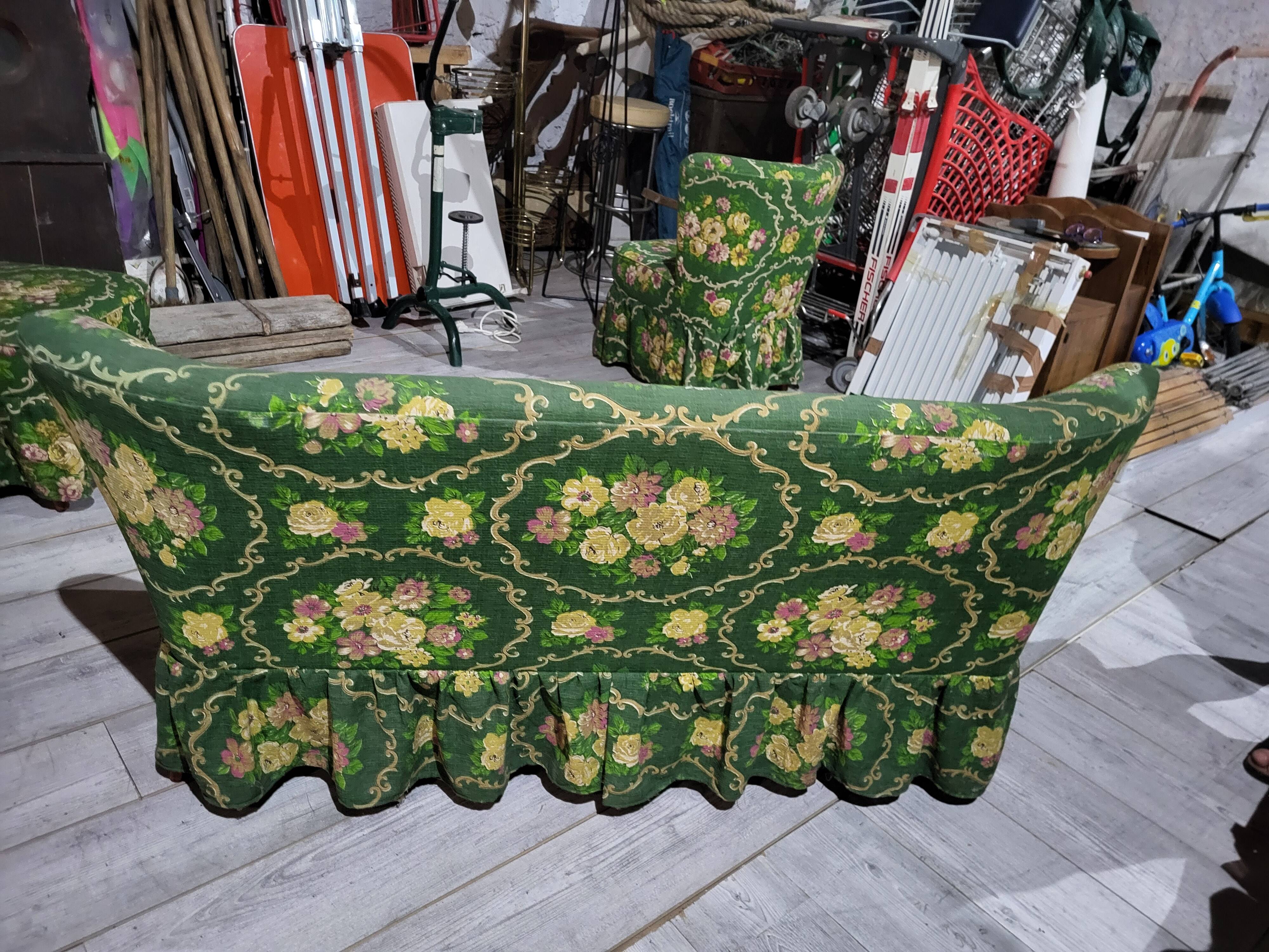 Sofa and its 2 matching armchairs from the 1960s.