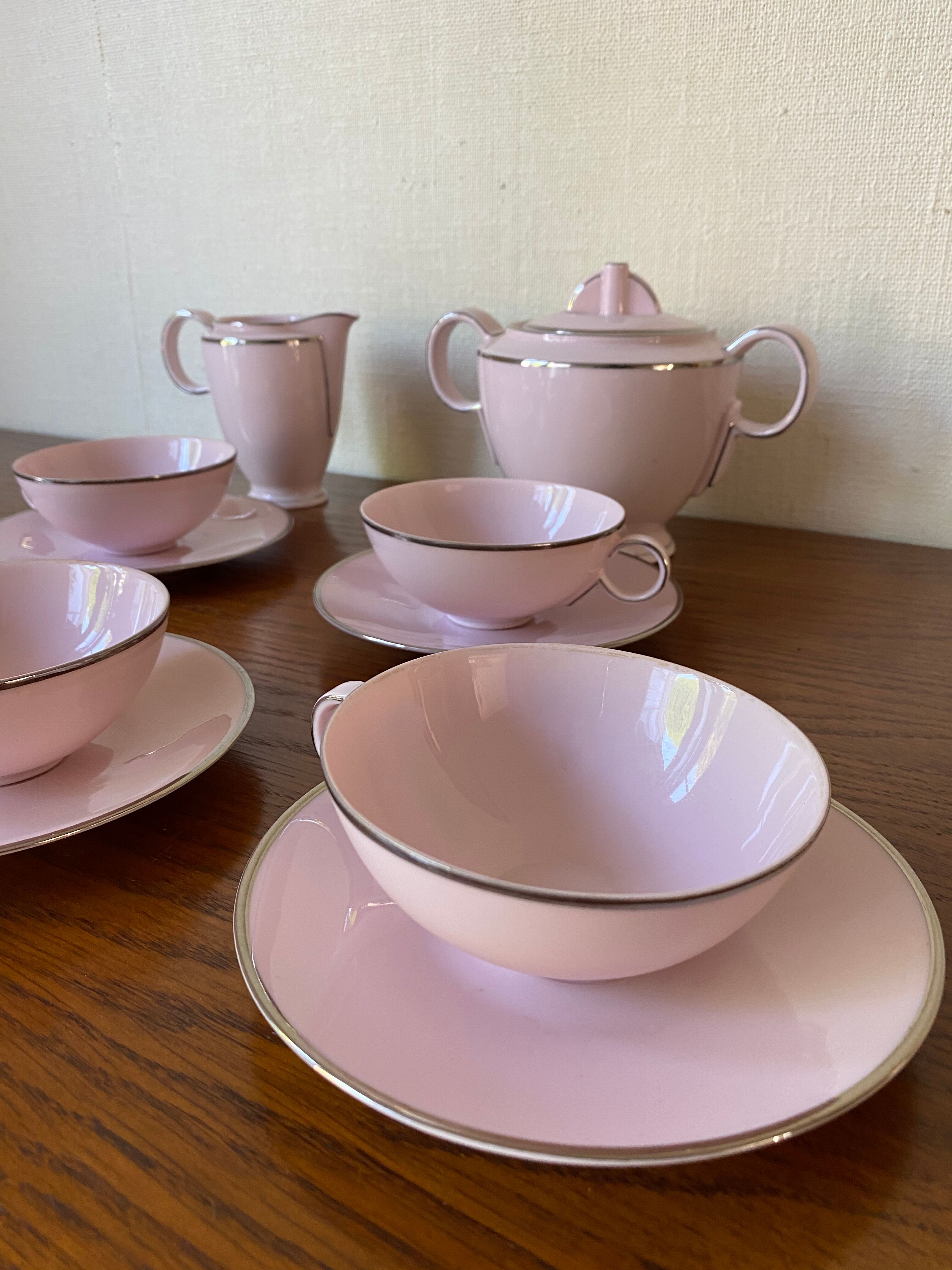 Epiag service to the or pink coffee