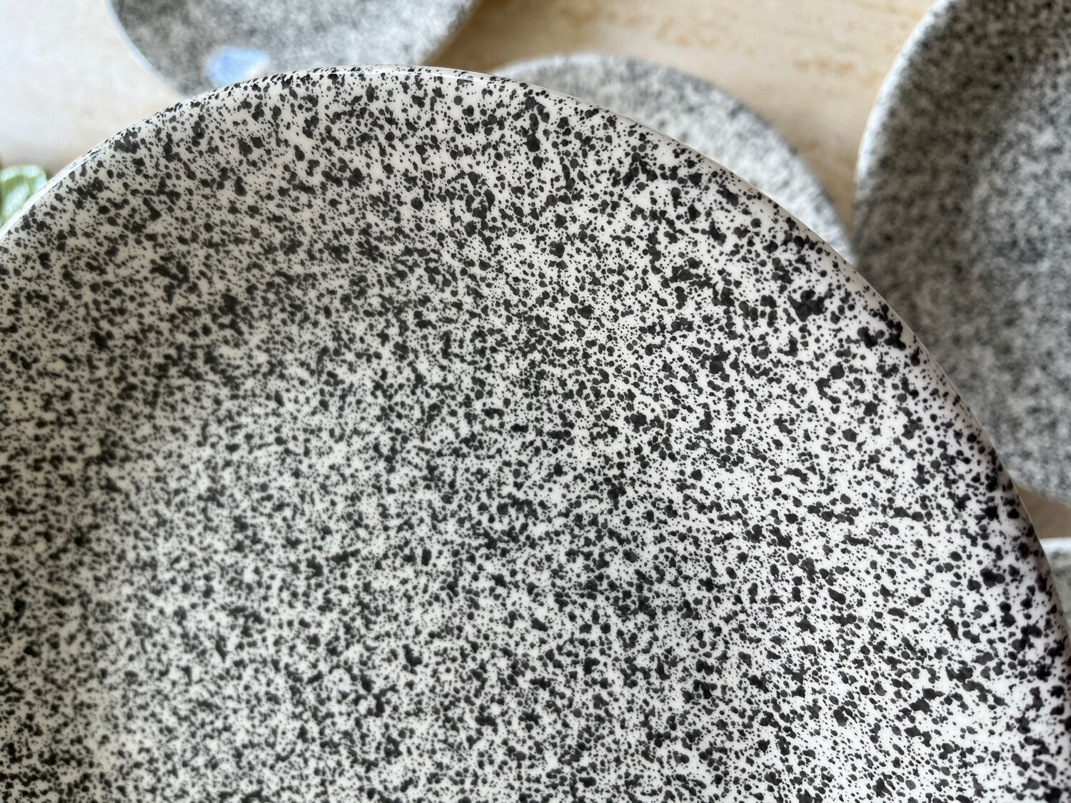 8 flat plates in speckled ceramic