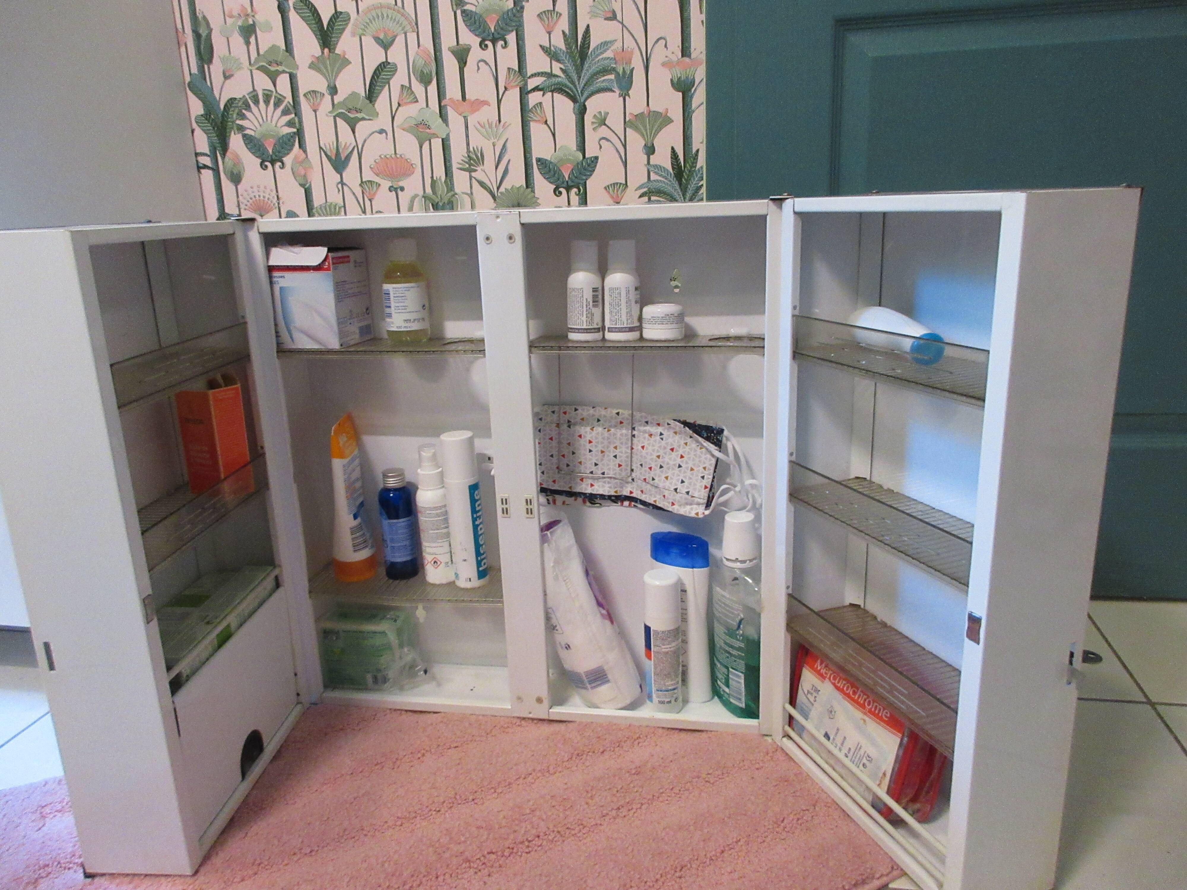 1970s metal medicine cabinet