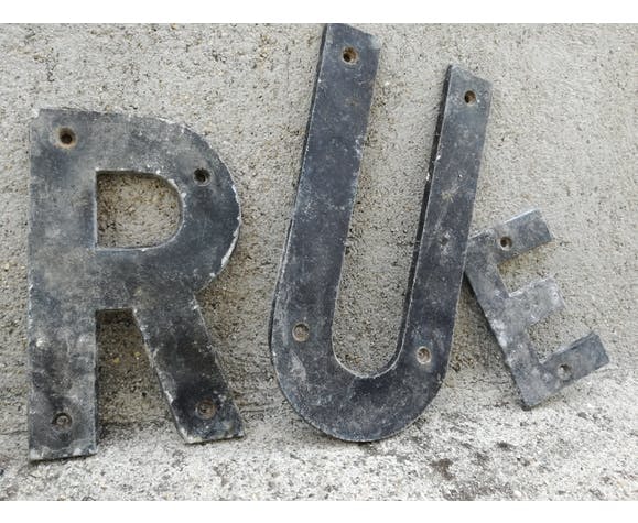 lettres métalliques