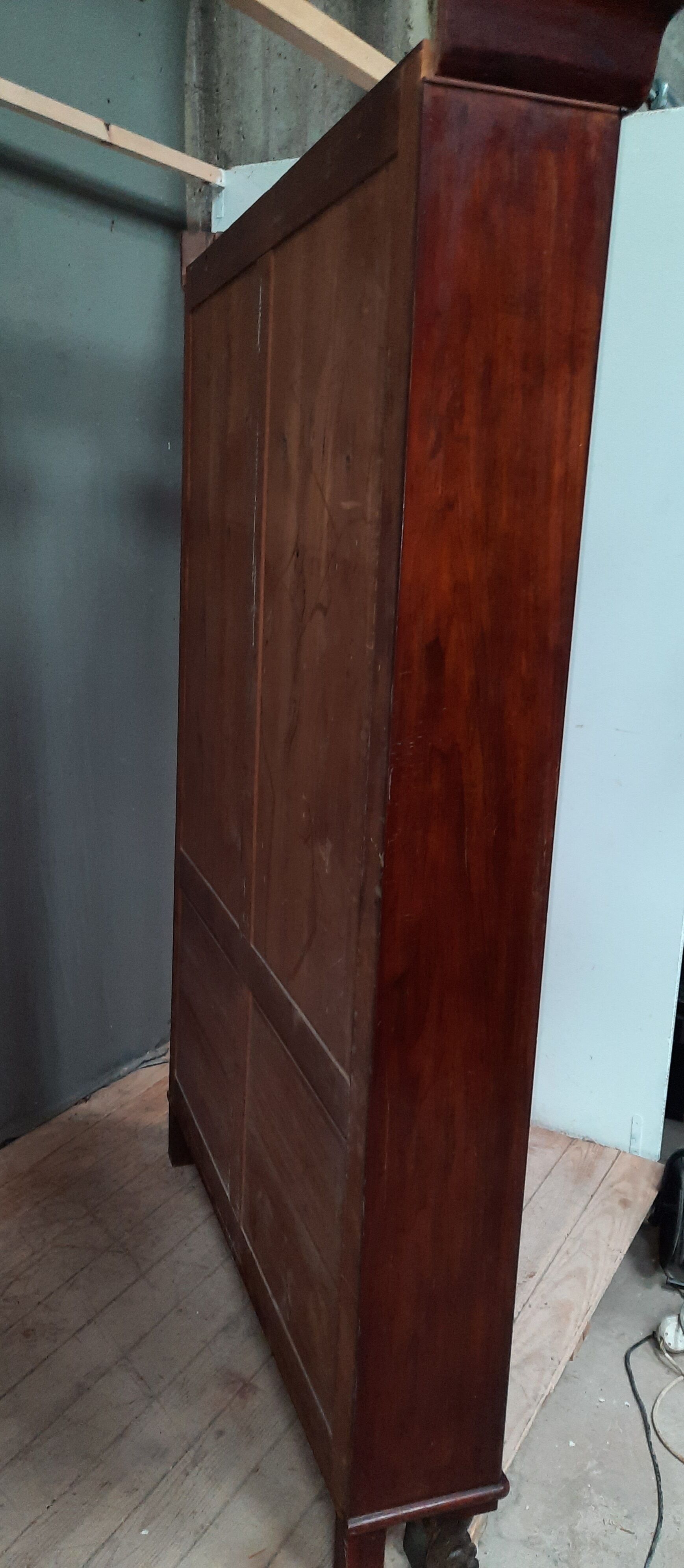 Mahogany plating floor on grifge feet