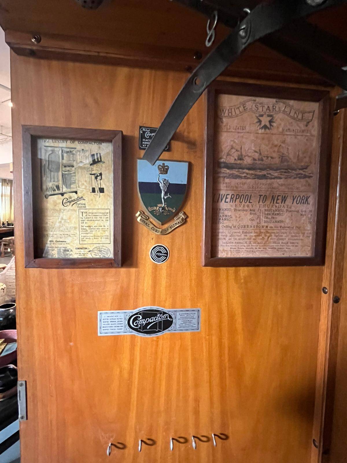 Armoire cabine anglaise en acajou de marque Compactom pour homme