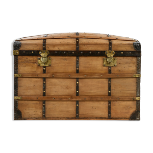coffre en bois à ferrures
