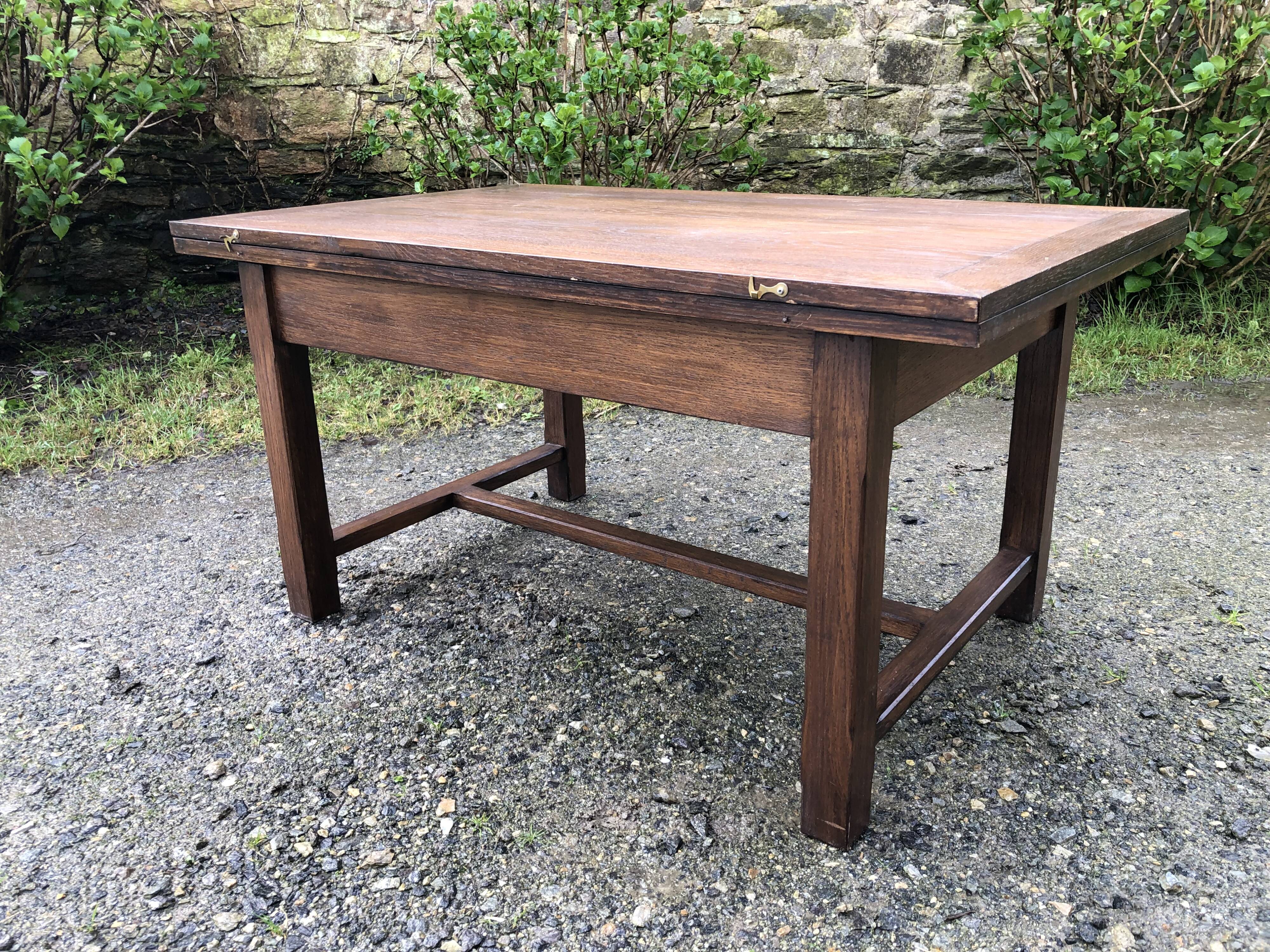 Table basse vintage modulable et extensible au système magique d’Albert Ducros en chêne.