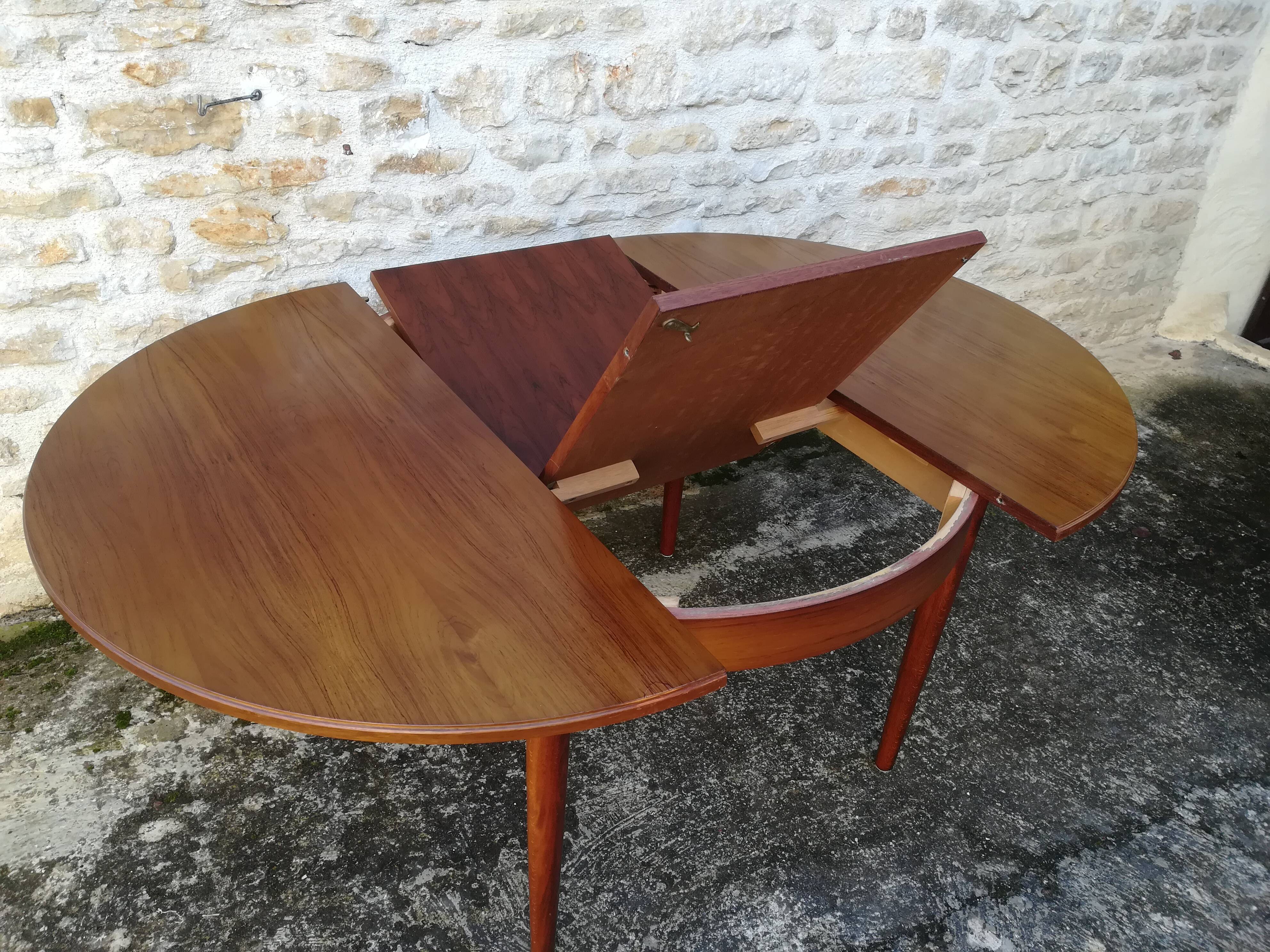 Scandinavian table with extension