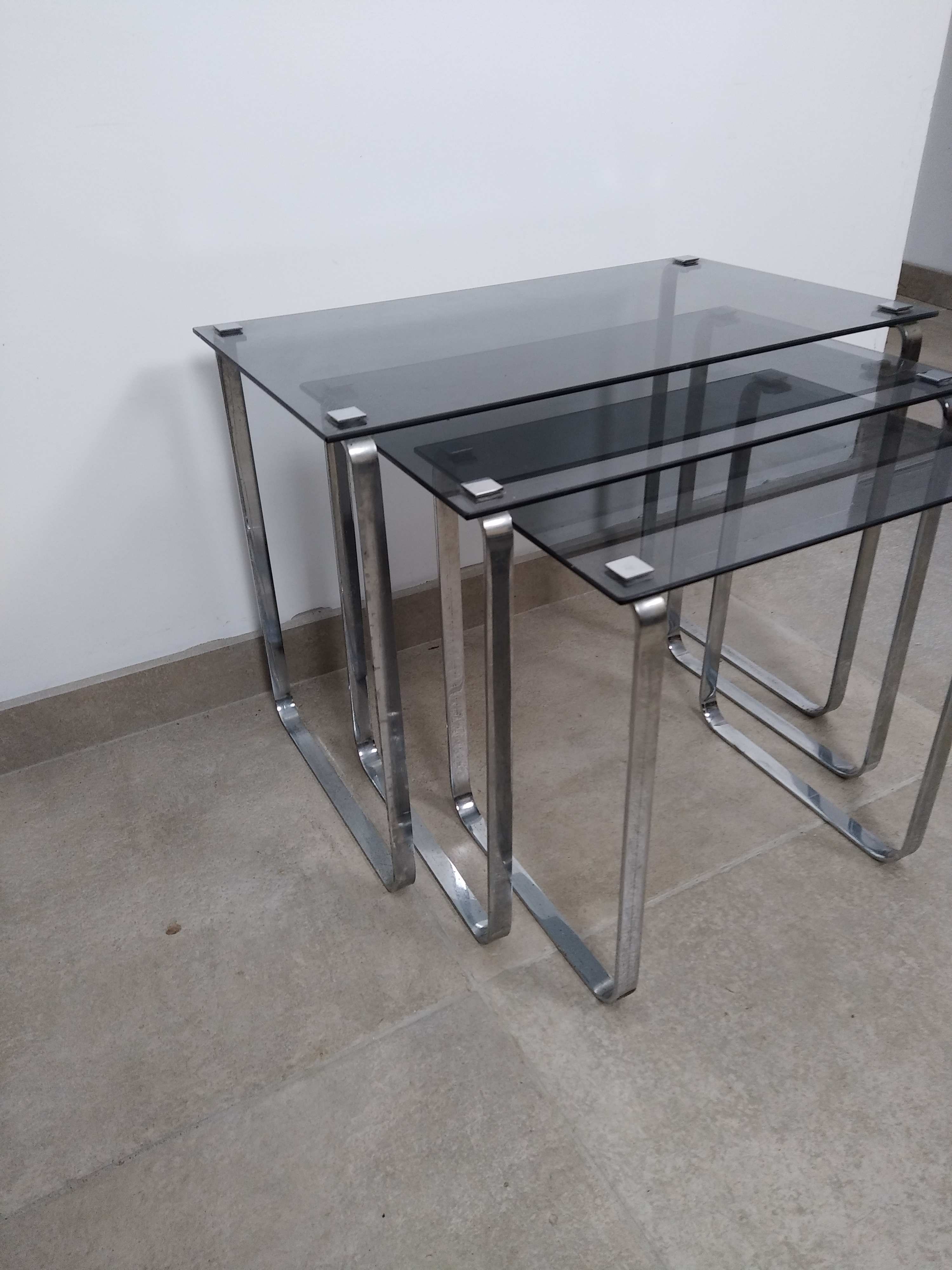 Table gigogne inox et verre fumé