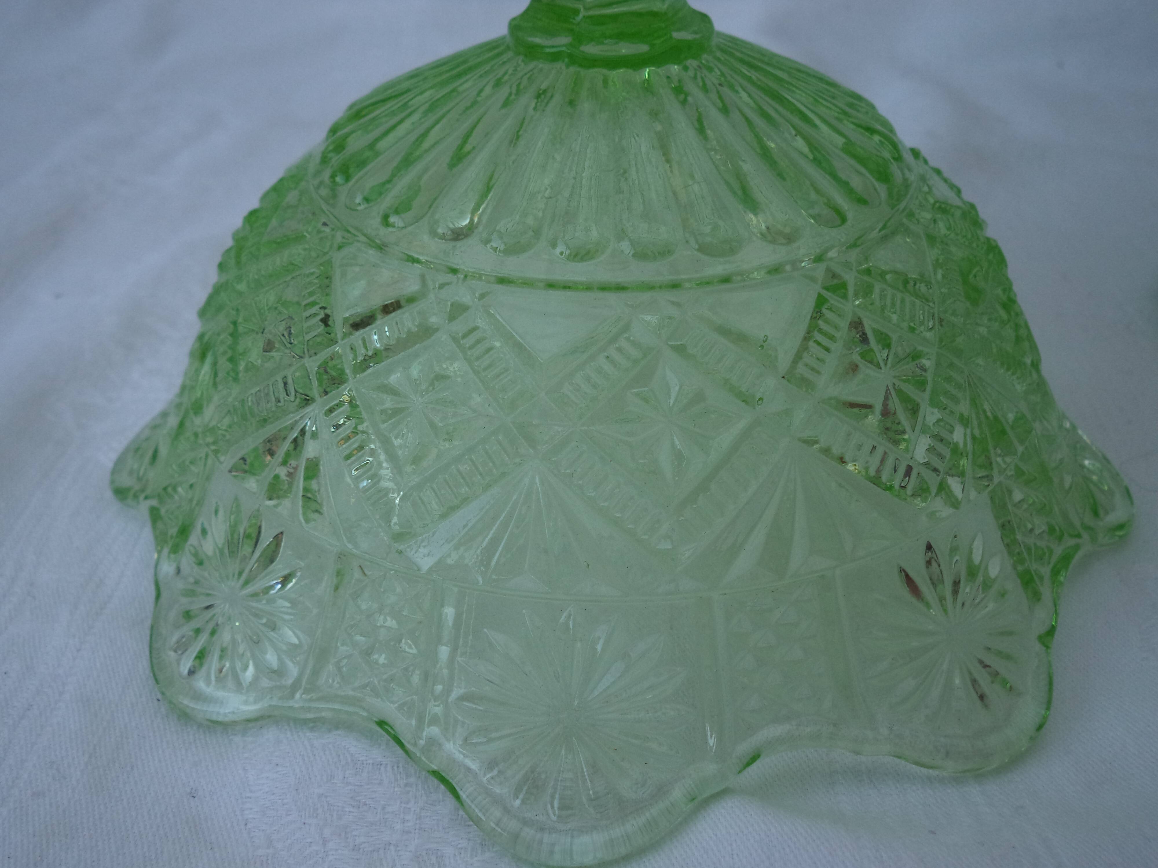 Paire de coupes drageoirs en verre pressé taillé vert absinthe